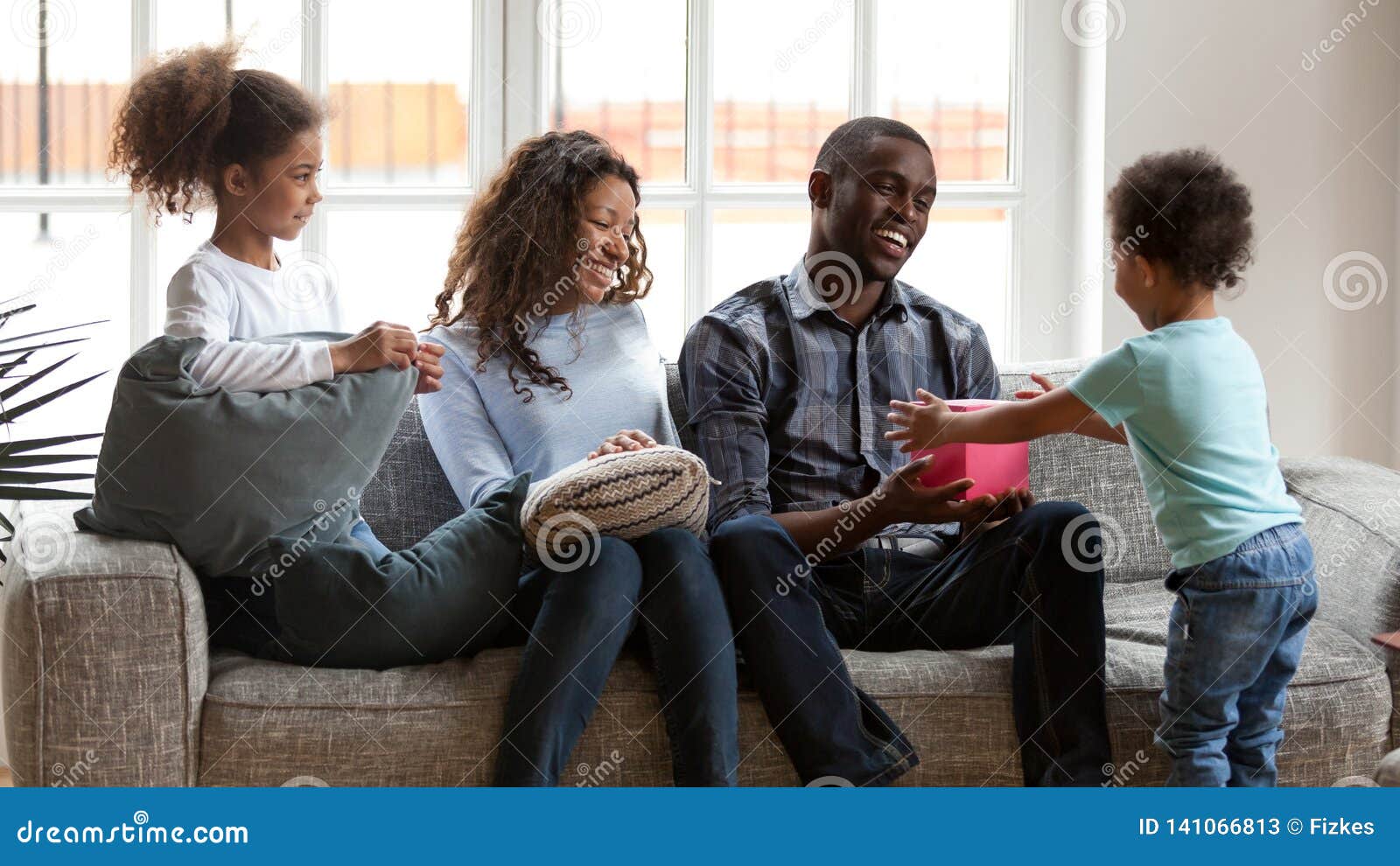 Enfant En Bas Age Noir Mignon Donner Le Cadeau D Anniversaire Enthousiaste De Pere Image Stock Image Du Africain Salutation Enfant En Bas Age Noir Mignon Donner Le Cadeau D Anniversaire Enthousiaste De Pere Image Stock Image Du Africain Salutation