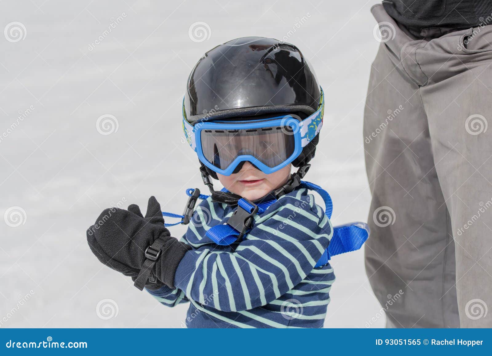 Enfant En Bas âge Prêt à Ski Safely Avec Le Casque Et Le Harnais Image  stock - Image du actif, sûr: 93051565