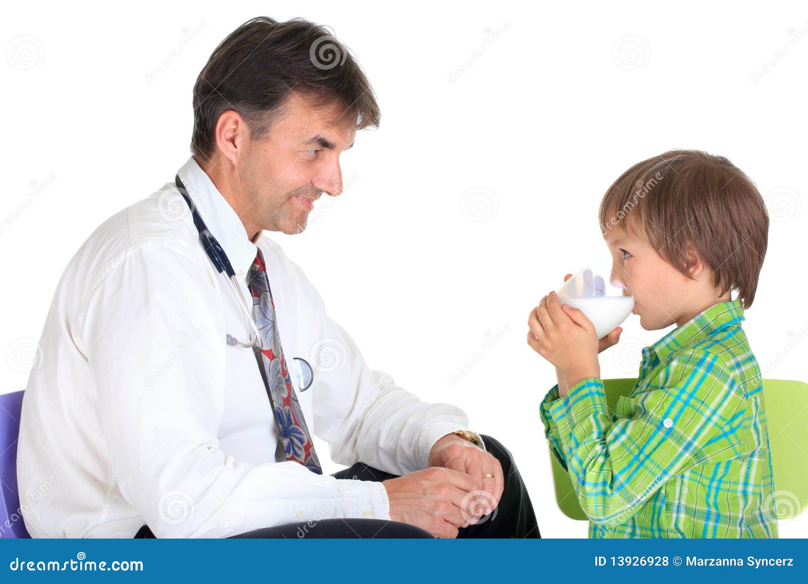 Enfant En Bonne Santé Avec Le Docteur Photo stock - Image du fermer,  boissons: 13926928