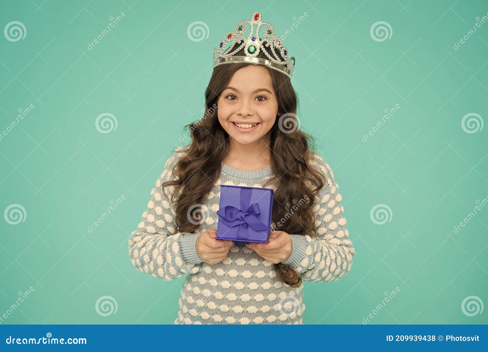 Enfant En Couronne De Princesse. Heureuse Fille D'anniversaire. Princesse D' anniversaire. Enfant Argent Couronne Symbole De Gloire Photo stock - Image  du beauté, princesse: 209939438