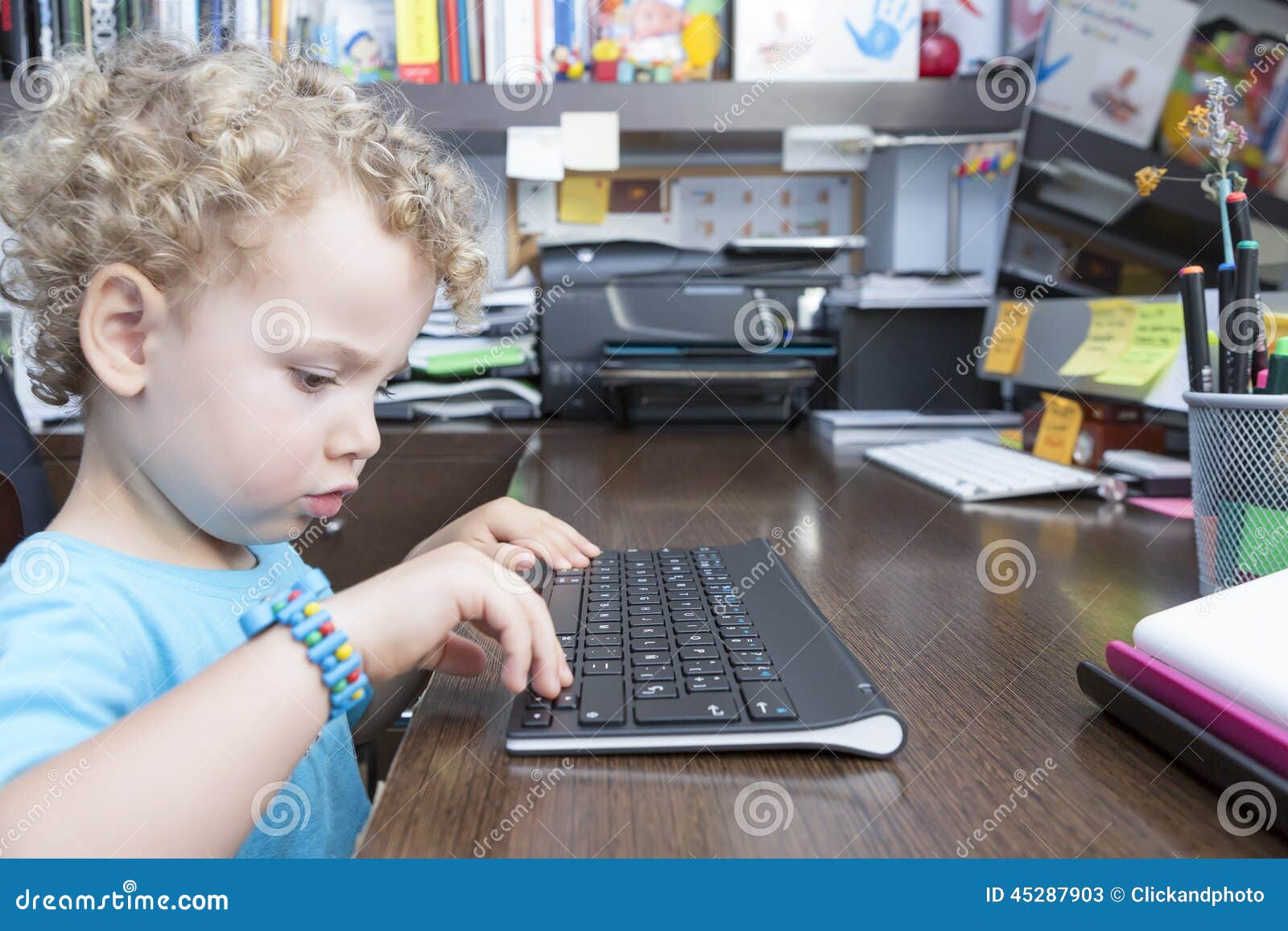 Enfant et un clavier image stock. Image du portable, blonde - 45287903