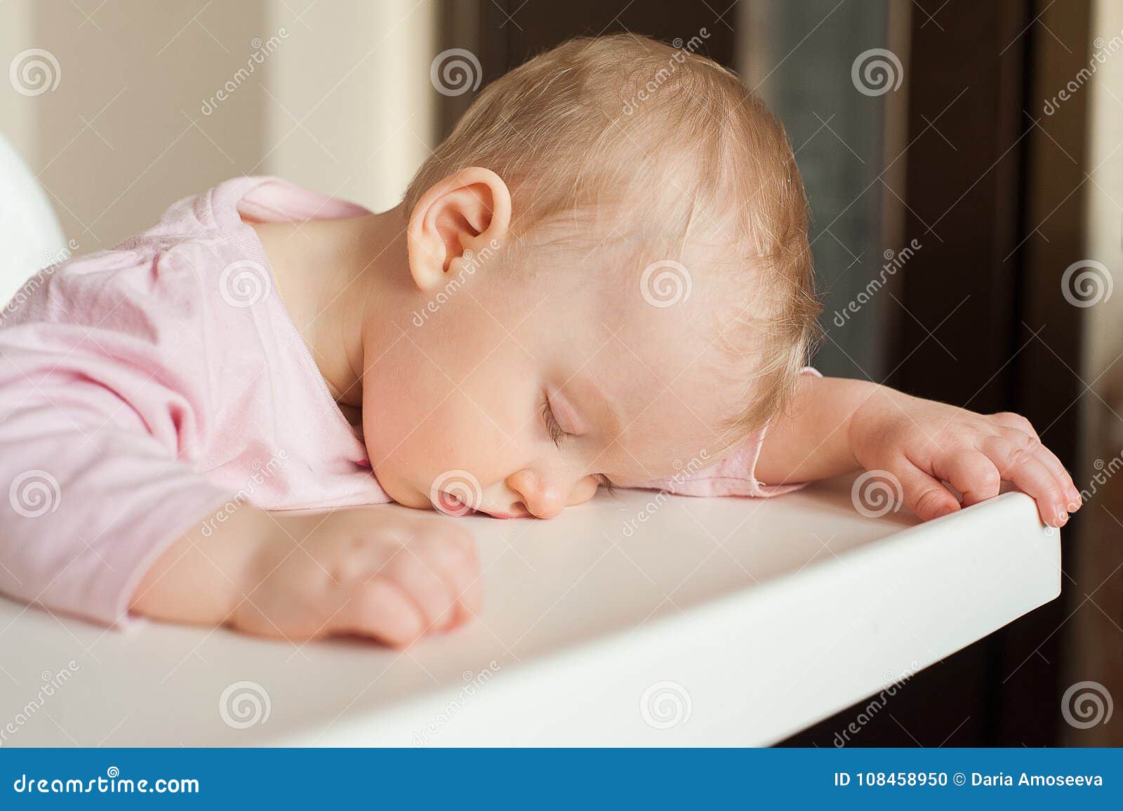 Enfant Fatigue Dormant Dans Le Highchair Apres Le Dejeuner Bebe Mignon Girllying Son Visage Sur Le Plateau De Table Photo Stock Image Du Nourriture Manger Enfant Fatigue Dormant Dans Le Highchair Apres Le Dejeuner Bebe Mignon Girllying Son Visage Sur Le Plateau De Table Photo Stock Image Du Nourriture Manger