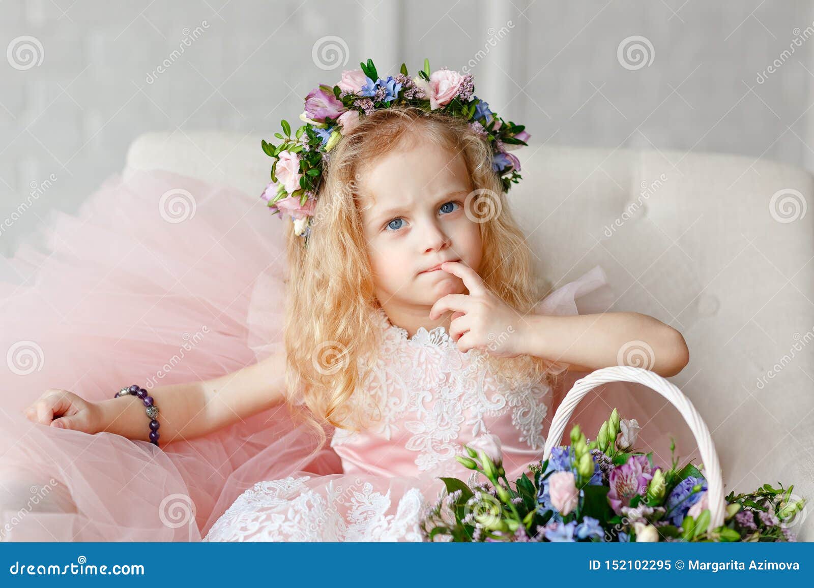 Enfant Fille Dans Une Couronne De Fleur La Belle Petite Fille Dans Un Studio Lumineux S Assied Et Des Regards Dans La Camera P Image Stock Image Du Gosse Fleurs