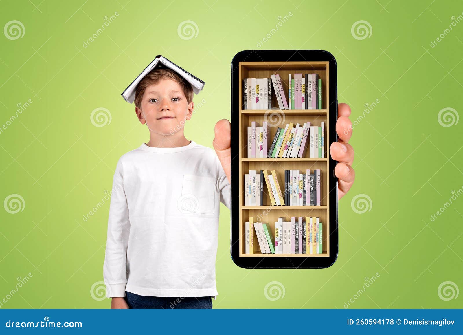 Enfant Garçon Avec Livre Sur La Tête Tenant Smartphone Avec