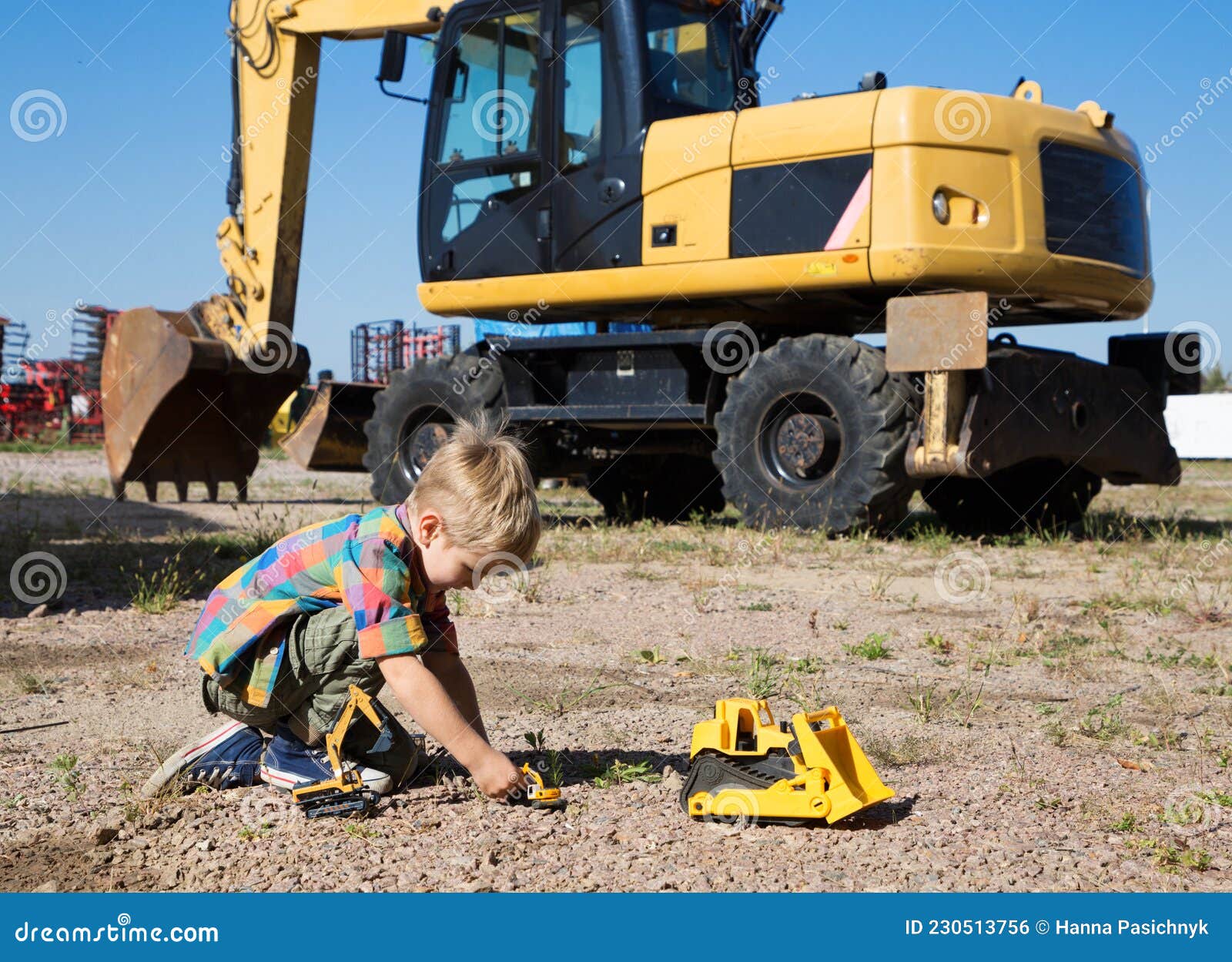 Enfant Garçon De 4 Ans Jouant Avec Un Bulldozer Jouet Sur Un Chantier De  Construction Photo stock - Image du bêcheur, industrie: 230513756