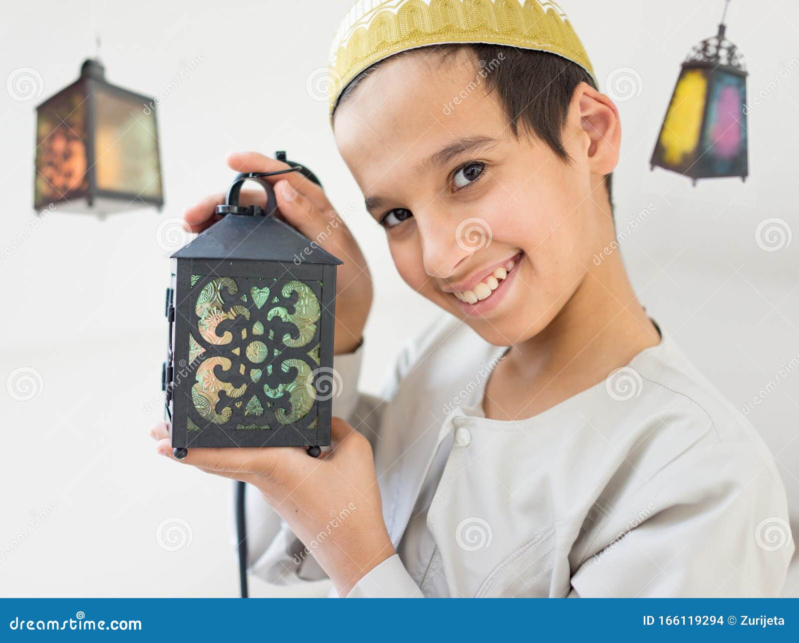 Enfant Heureux Avec Lanterne Du Ramadan Photo stock - Image du arabe,  vêtements: 166119294