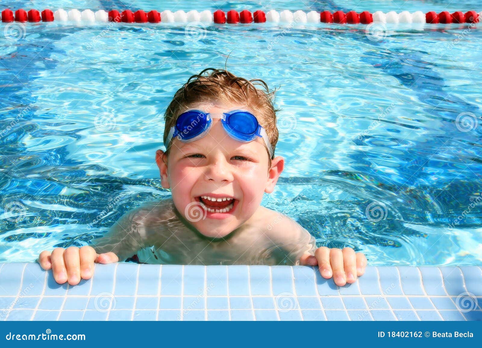 Enfant Heureux Dans Une Piscine Photo stock - Image du vacances, heureux:  18402162
