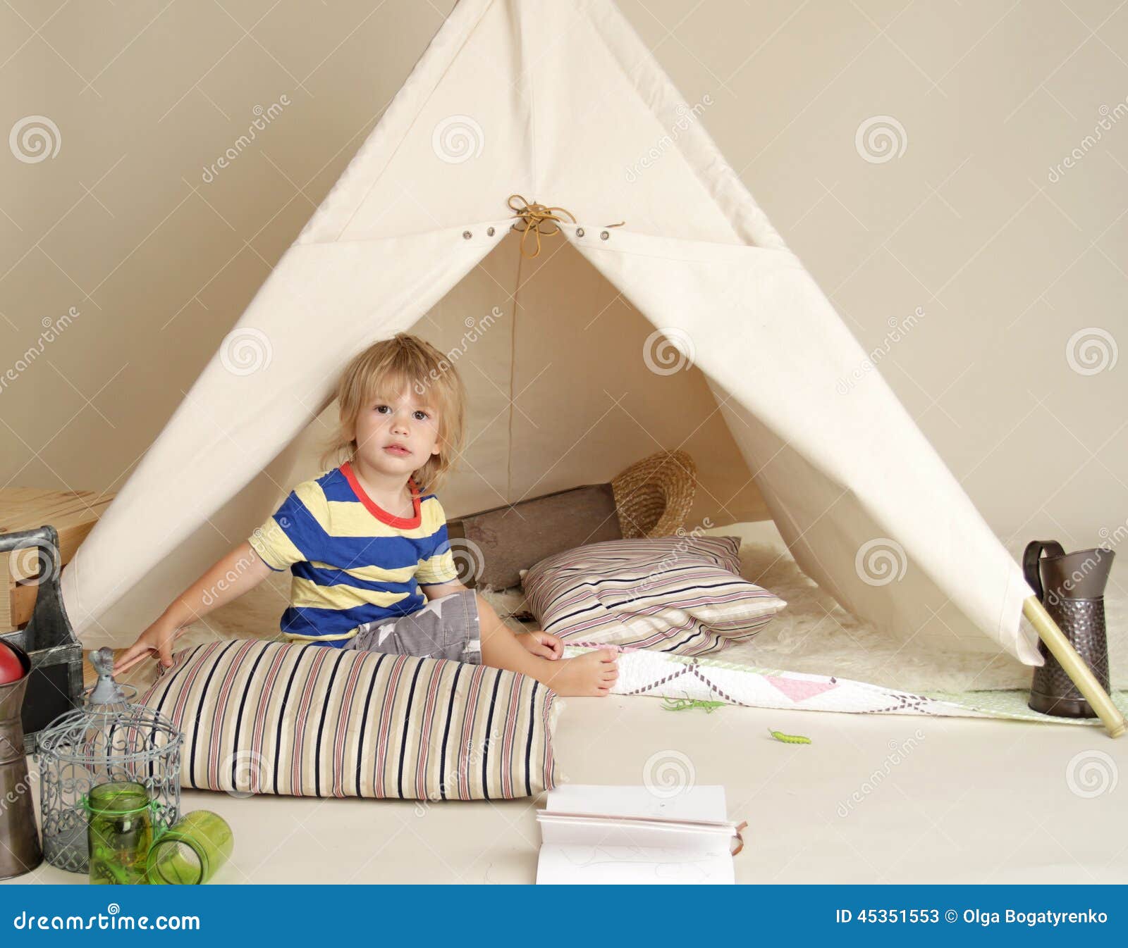 Enfant Jouant à L'intérieur Avec La Tente De Tipi Image stock - Image du  pièce, activité: 45351553