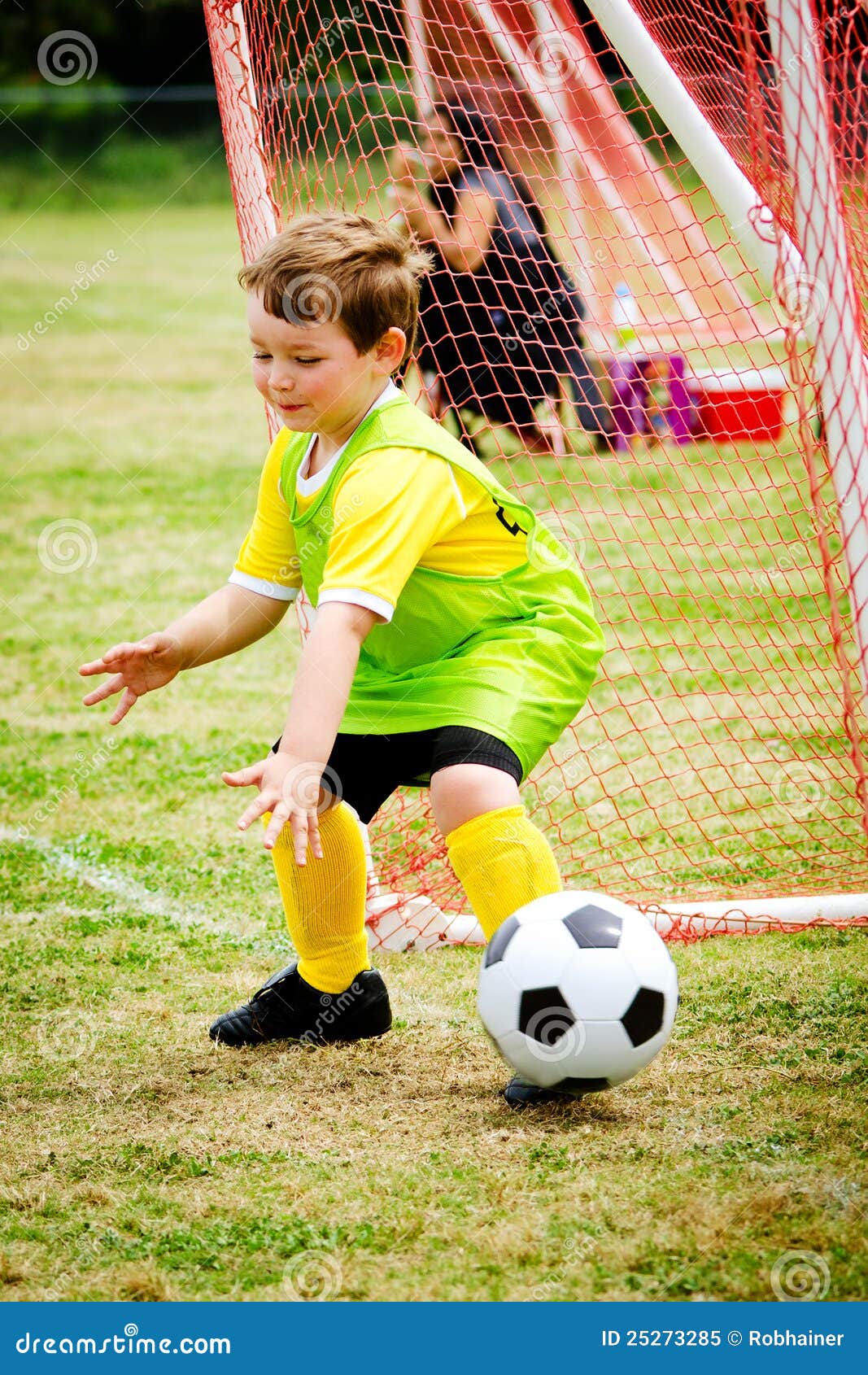 Enfant Jouant Au Gardien De but Du Football Image stock - Image du  physique, ruissellement: 25273285