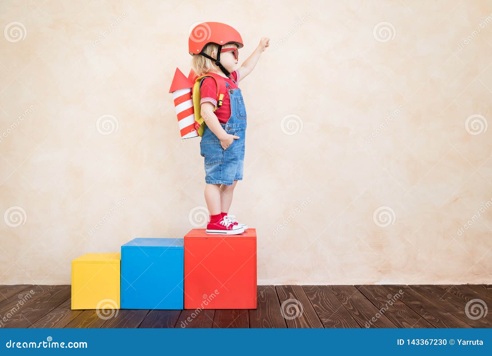 Heureux Enfant Jouant Avec Le Jouet Fusée Contre Le Ciel D'été