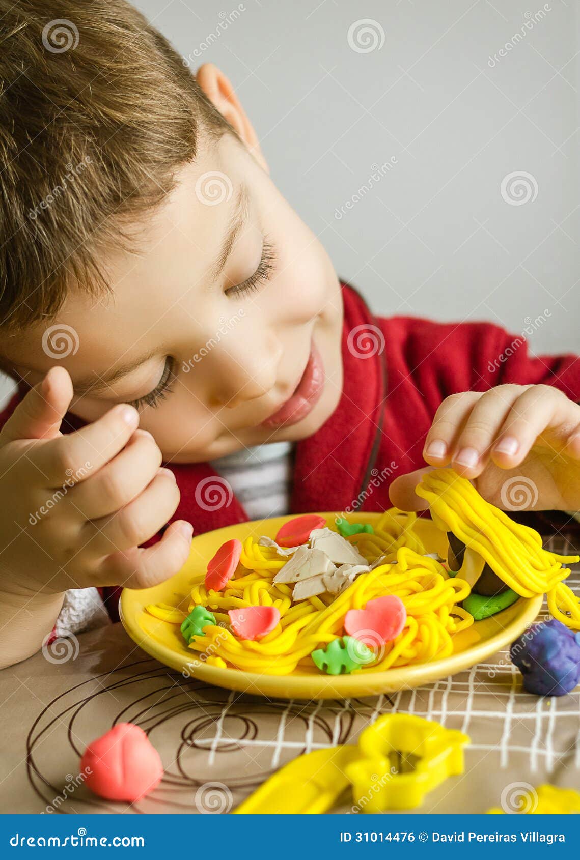 Enfant Jouant Avec Le Plat De Spaghetti Fait Avec De La Pâte à Modeler  Photo stock - Image du coloré, plasticine: 31014476