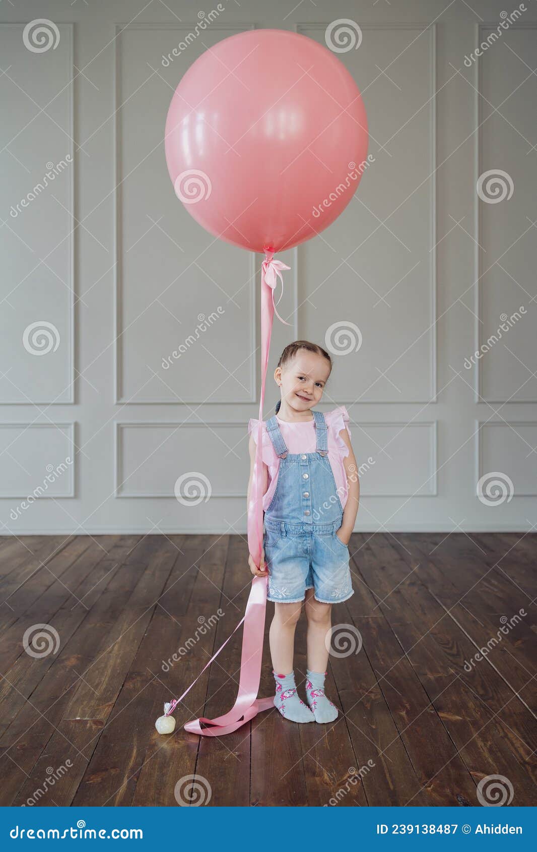 Avec un gros ballon rose