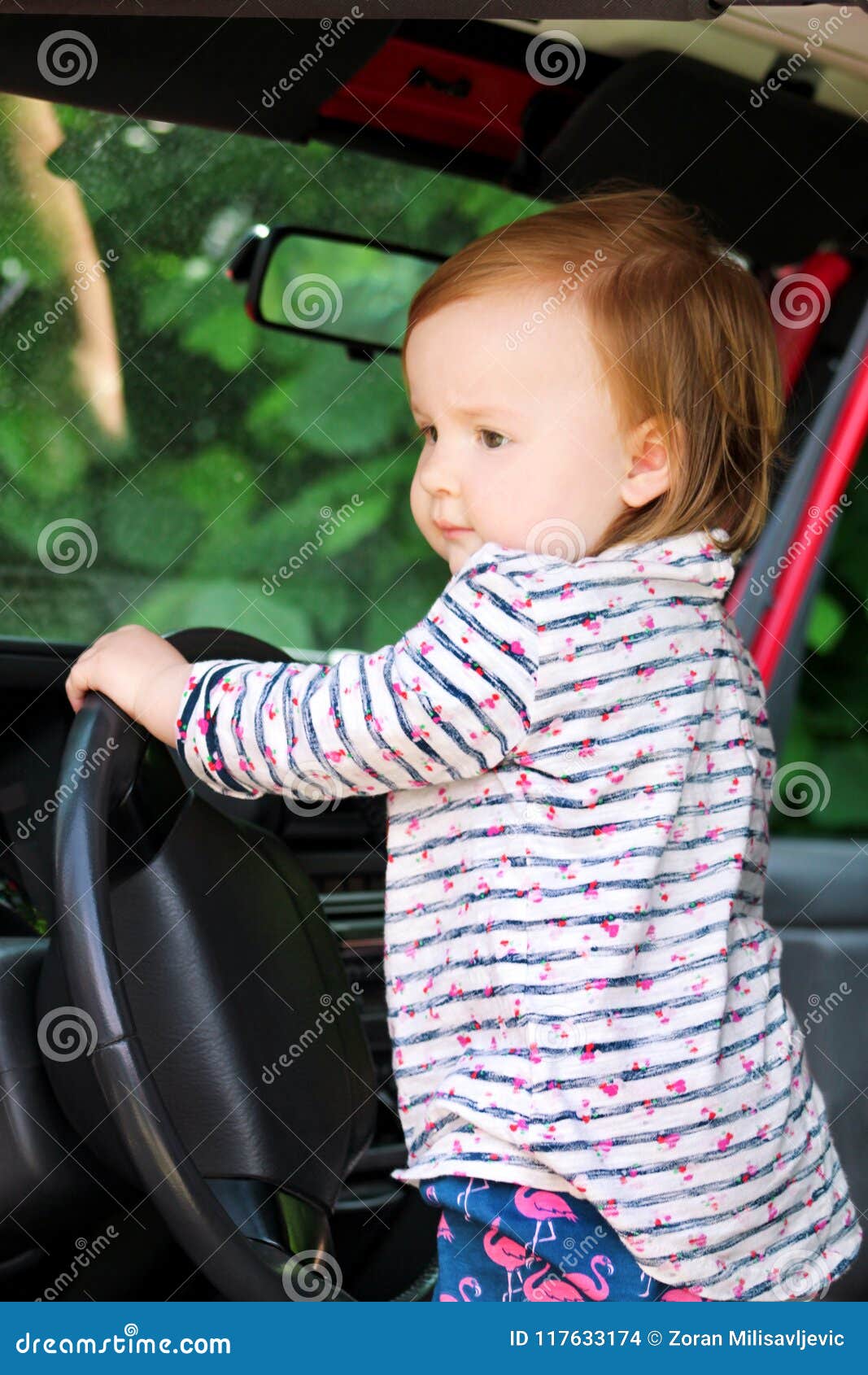 Enfant Jouant Dans Le Volant De Voiture Petite Fille Mignonne