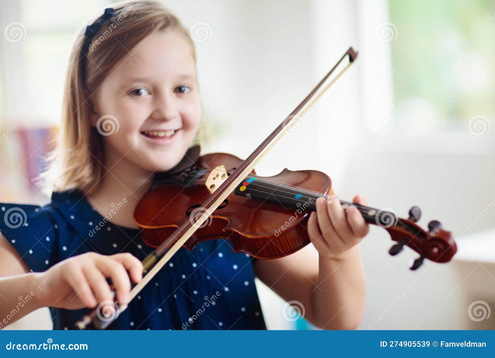 Enfant Jouant Du Violon. Apprentissage à Distance Image stock - Image du  enfants, instrument: 274905539