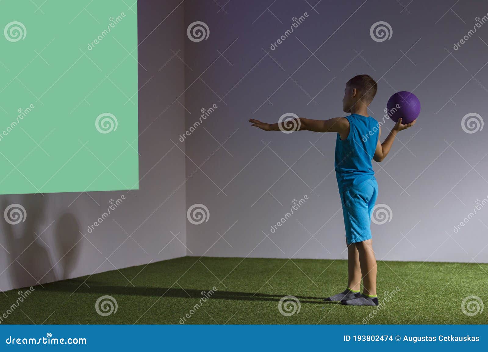 Enfant Jouant Le Jeu Interactif Projeté Au Mur. Concept De Jeux De