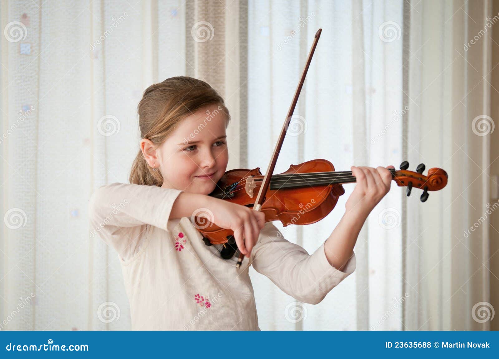 Enfant Jouant Le Violon à L'intérieur Photo stock Image du musicien