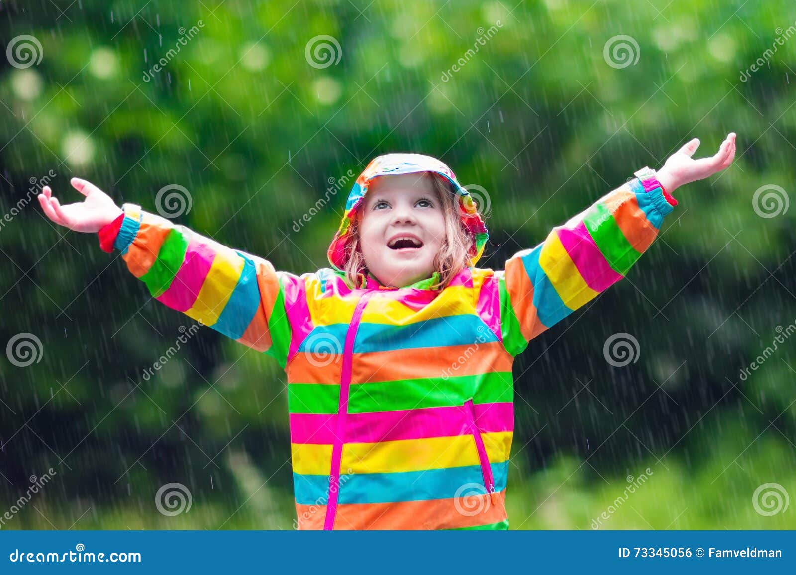 Enfant Jouant Sous La Pluie Photo Stock Image Du Drôle