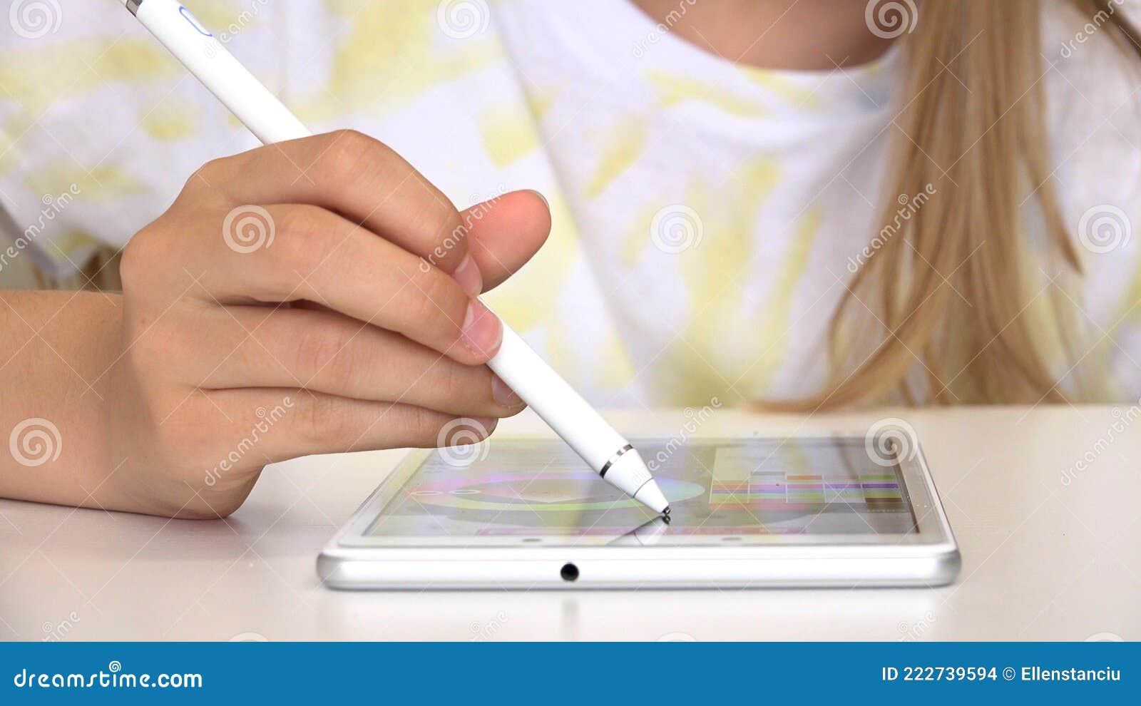 Enfant Jouer Tablette Enfant Dessin Avec Stylet Numérique Sur Smartphone  Fille Jouer En Ligne Jeux Sur écran Tactile Appareils Mod Photo stock -  Image du éducation, école: 222739594