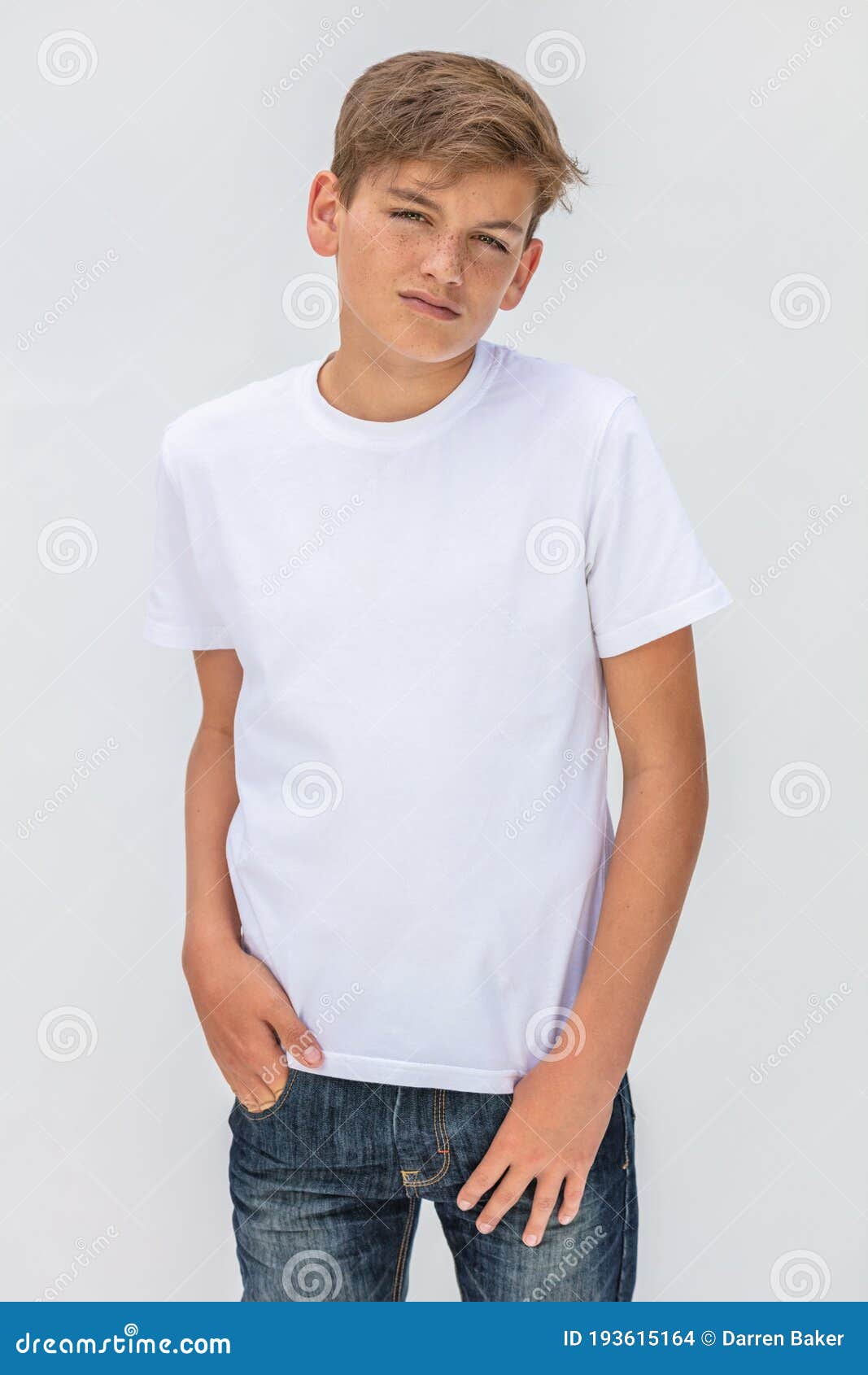 Enfant Mâle De L'adolescence D'adolescent De Garçon à L'aide D'un T-shirt  Blanc Et Des Jeans Photo stock - Image du bleu, blanc: 193615164