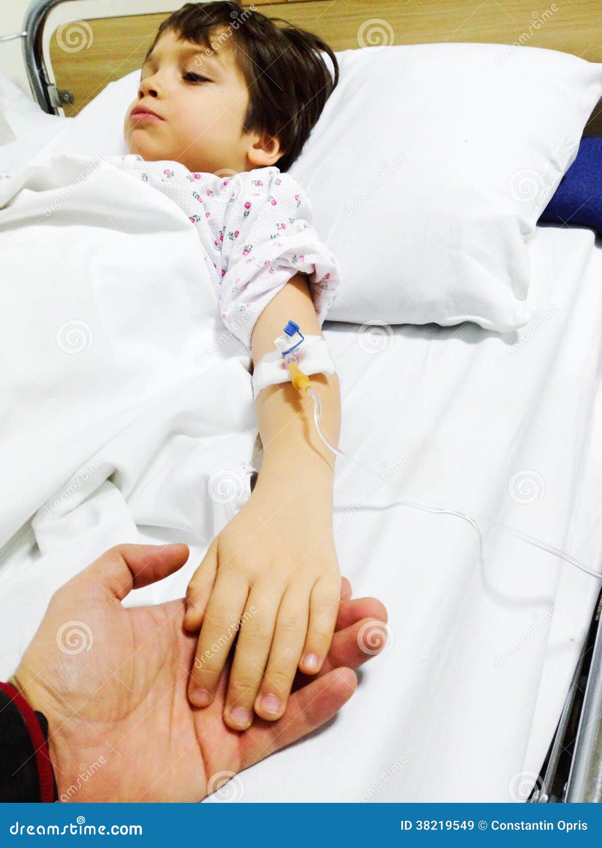 Enfant Malade Sur Le Lit D Hopital Image Stock Image Du Medicament Enfance Enfant Malade Sur Le Lit D Hopital Image Stock Image Du Medicament Enfance