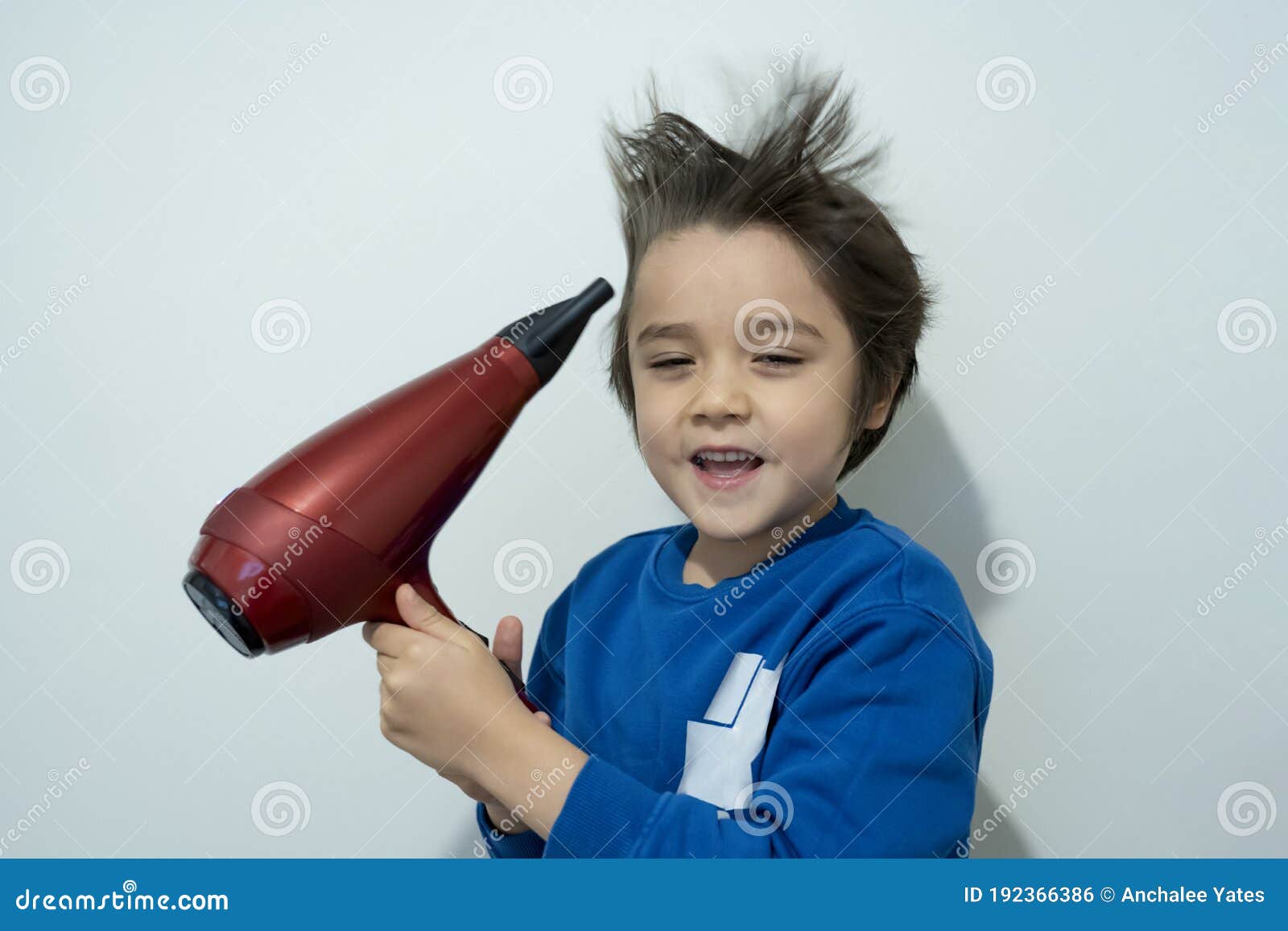 Enfant Mignon Tir Franc Sécher Les Cheveux Avec Années Gaies D'essai De  Garçon De Sèche-cheveux Des 6 à Faire Ses Cheveux Comme Un Photo stock -  Image du amusement, coiffure: 192366386