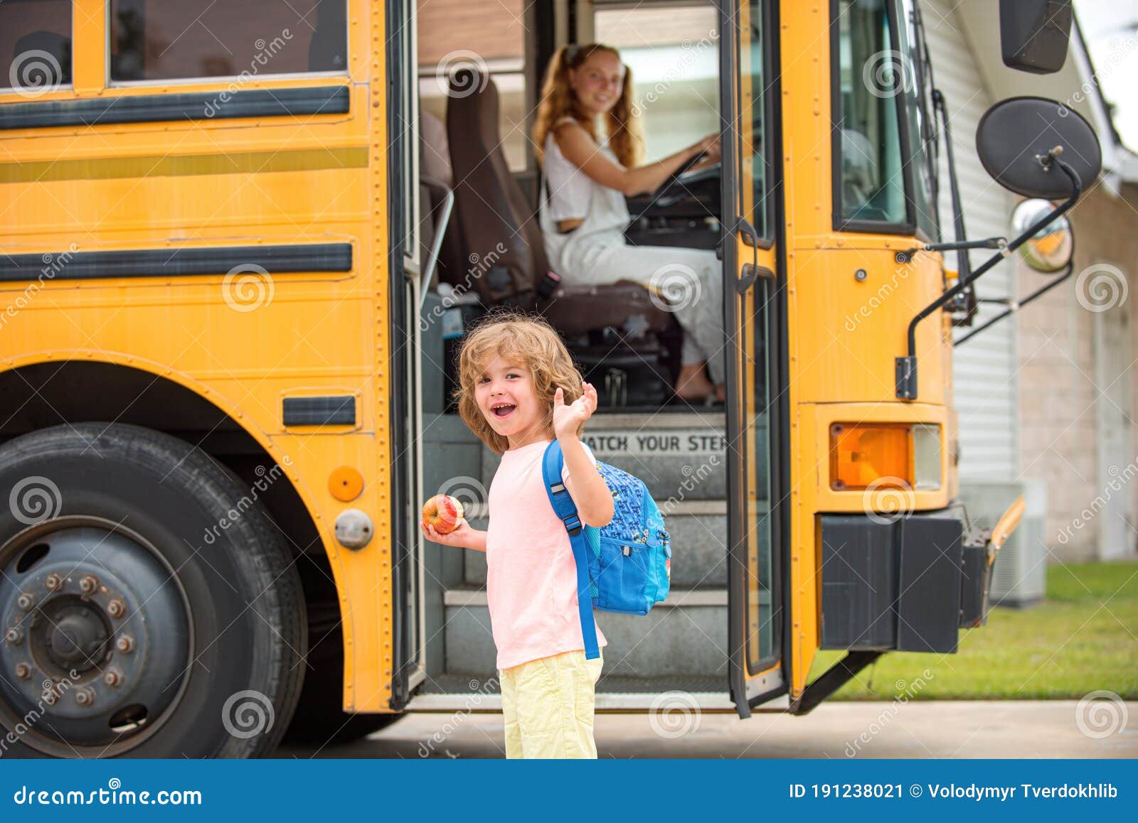 Enfant Montant Dans Le Bus Scolaire. Une Fois De Plus à L'école Et Au Temps  Heureux. Peu Prêt à étudier. Éducation à La Maison. Image stock - Image du  pente, pupille: 191238021