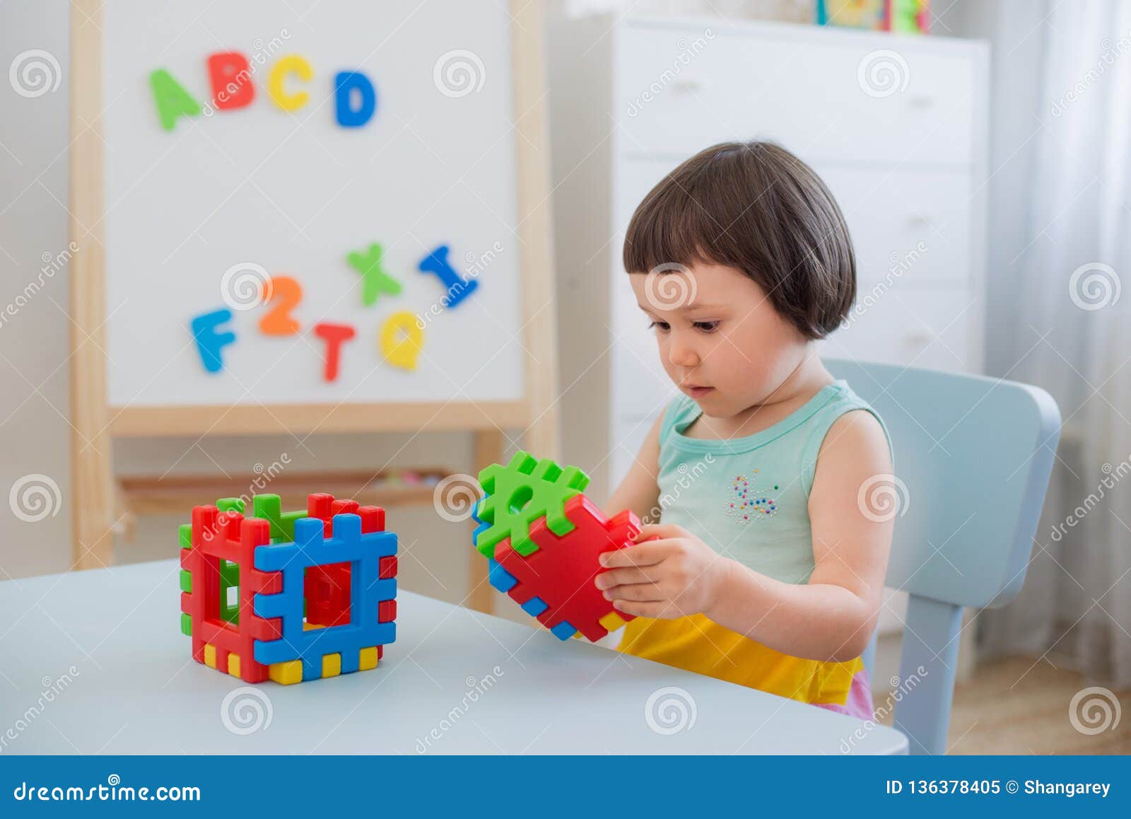 Enfant Préscolaire 3 Ans Jouant Avec Les Blocs Colorés De Jouet Image stock  - Image du coloré, enfant: 136378405