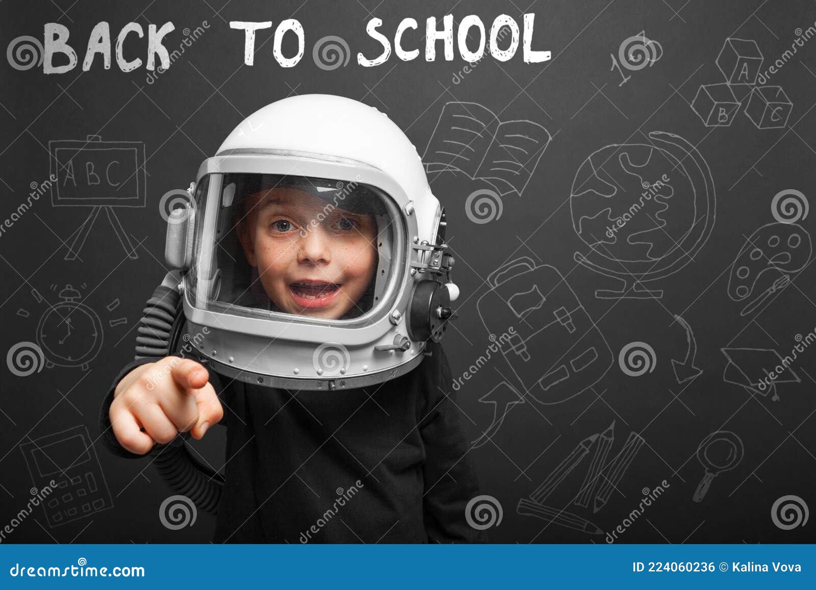 L'enfant étudie à Distance à L'école Avec Un Casque Astronaute