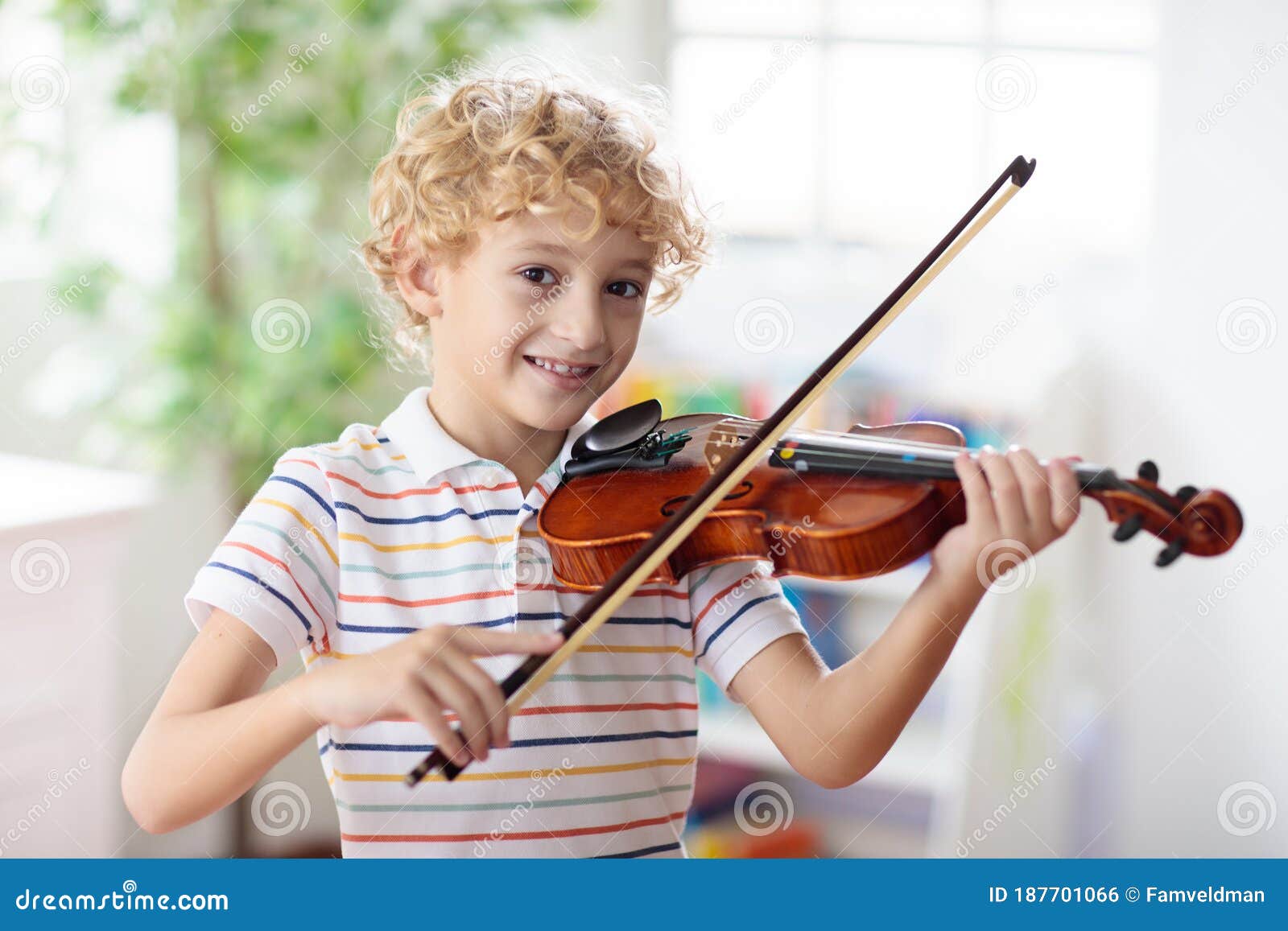 Enfant Qui Joue Du Violon. Apprentissage à Distance Photo stock - Image du  enfant, portable: 187701066