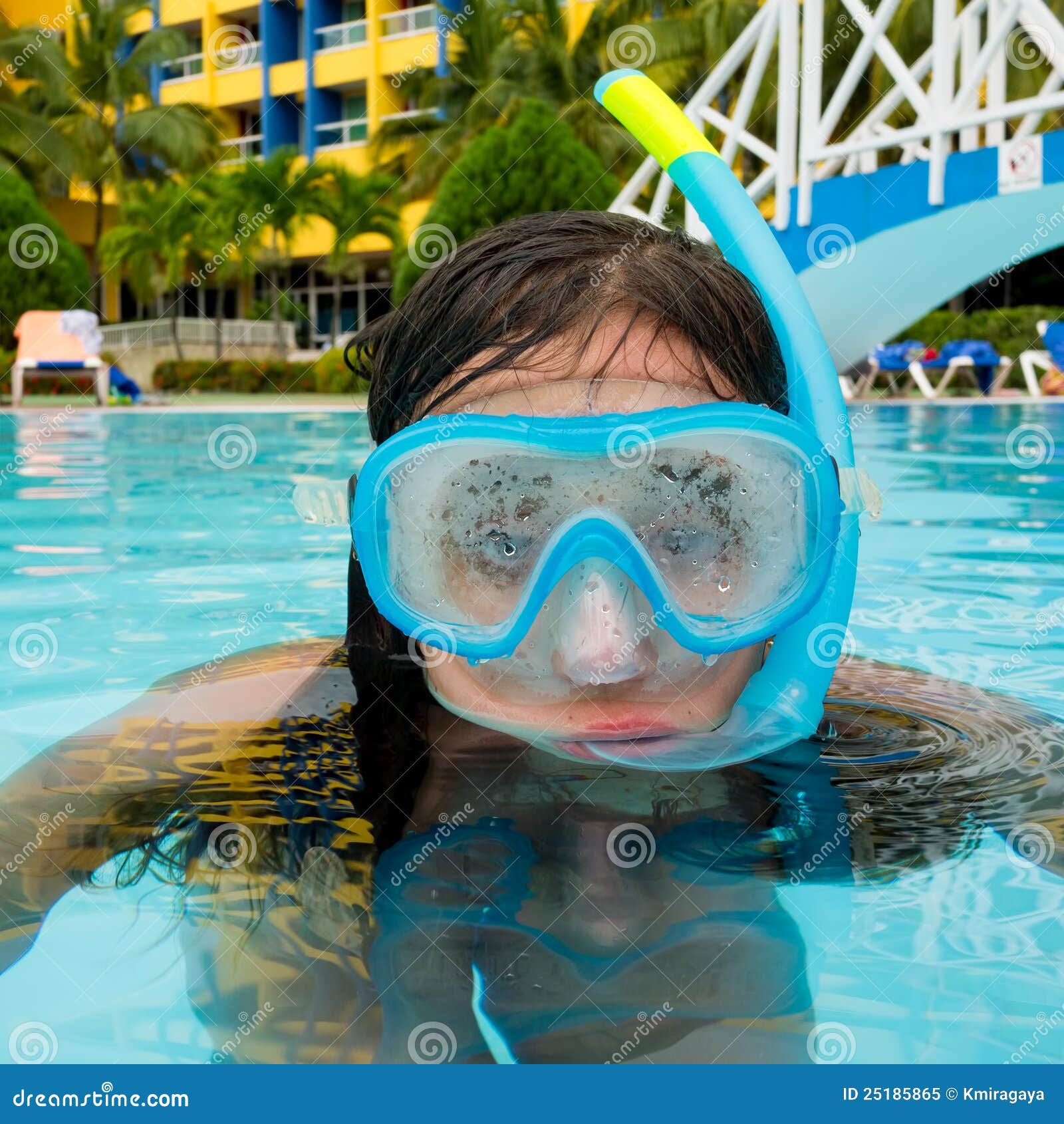 Enfant S'usant Un Masque De Plongée Image stock - Image du sain