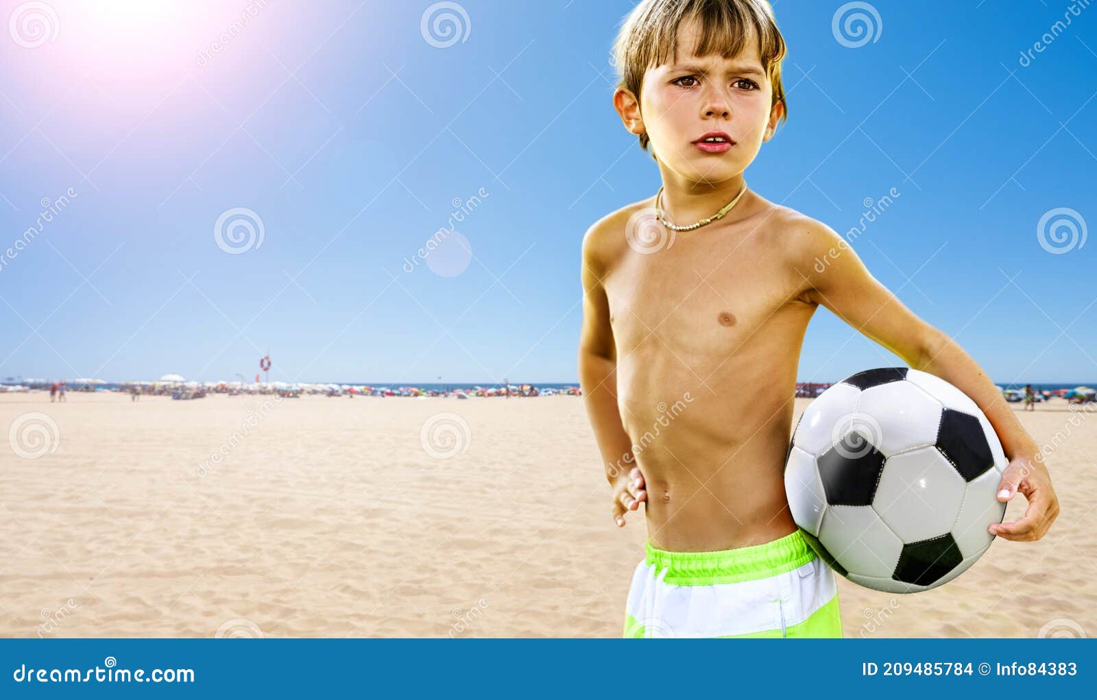 Enfant Souriant Jouant Avec Un Ballon De Football Sur La Plage Au Bord De  La Mer Photo stock - Image du enfant, jeune: 209485784