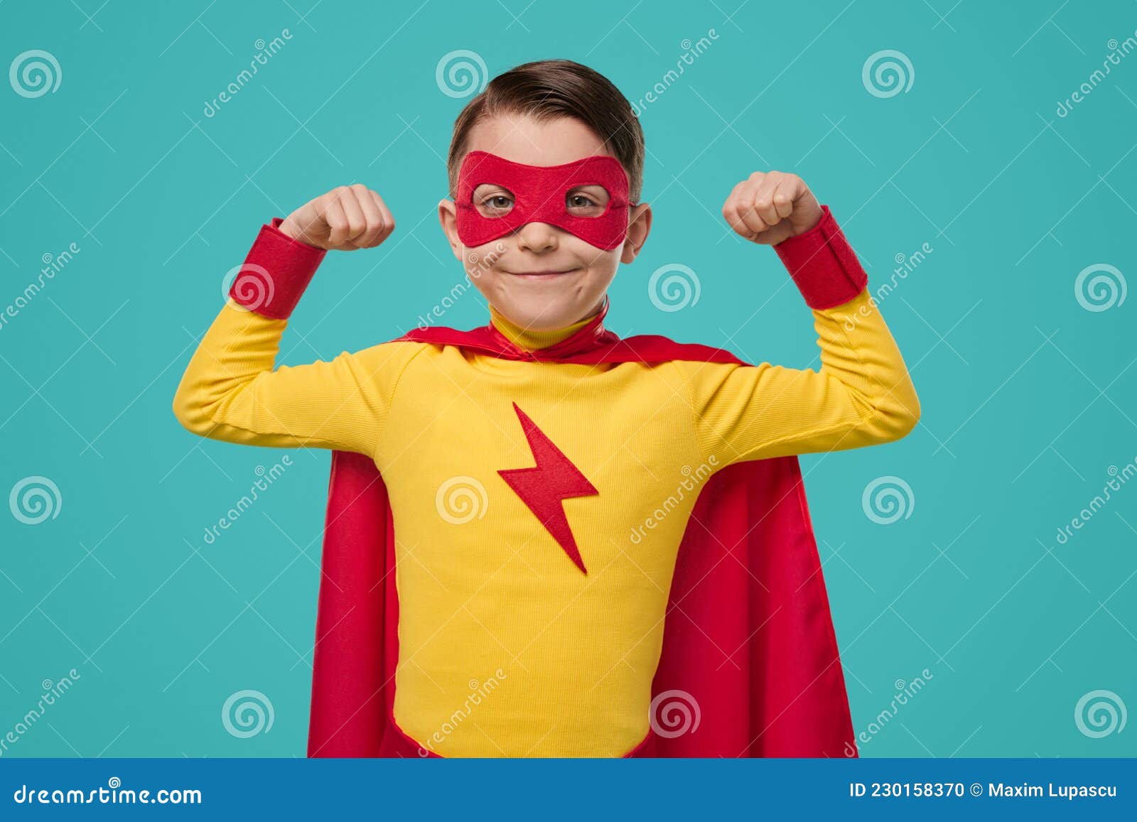 Comique Enfant Courageux En Costume De Super-héros Rouge Avec