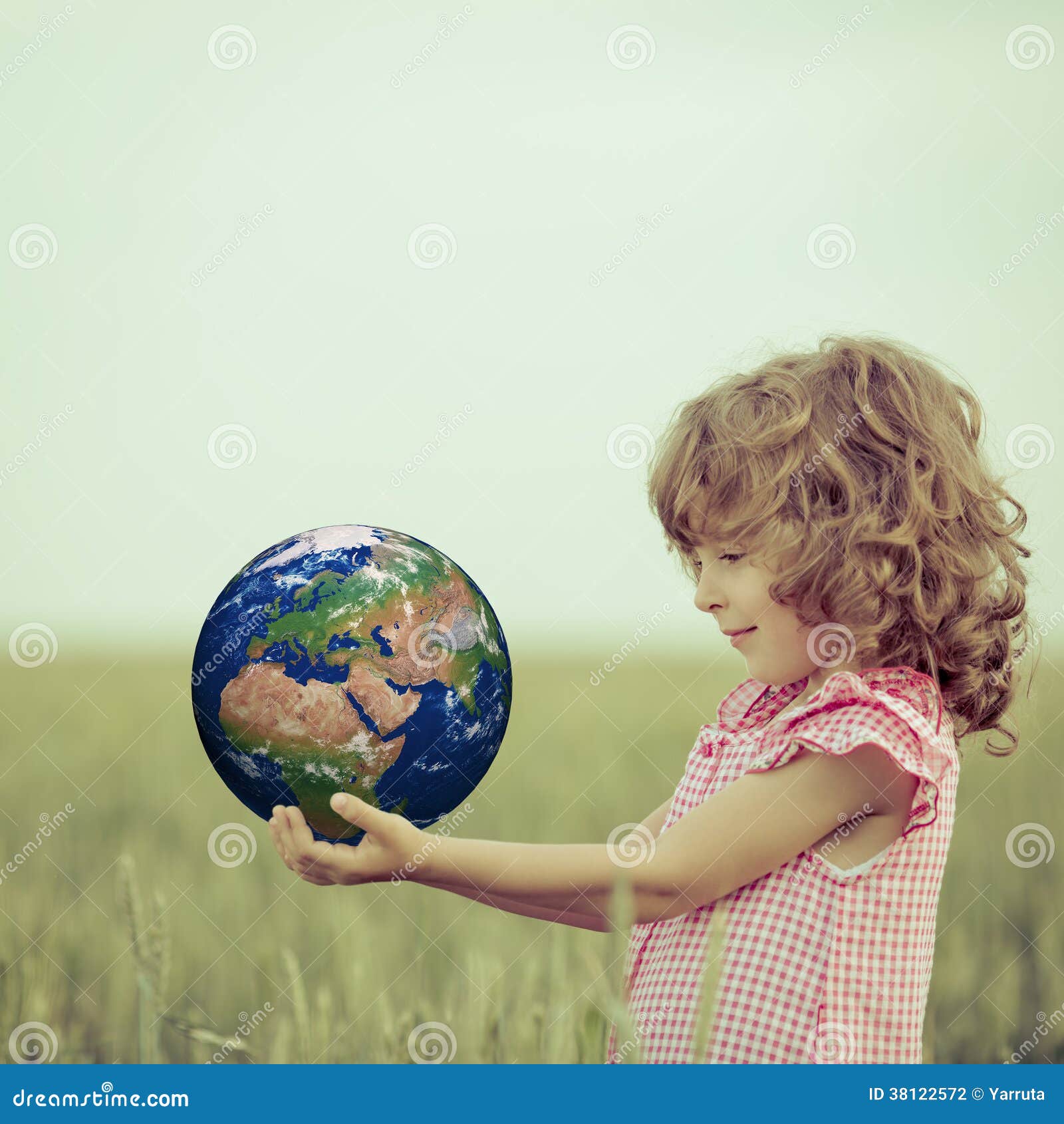 environnement pour avenir, enregistrer le planète concept. monde globe dans  enfant mains Haut vue avec copie espace 22458976 Photo de stock chez  Vecteezy