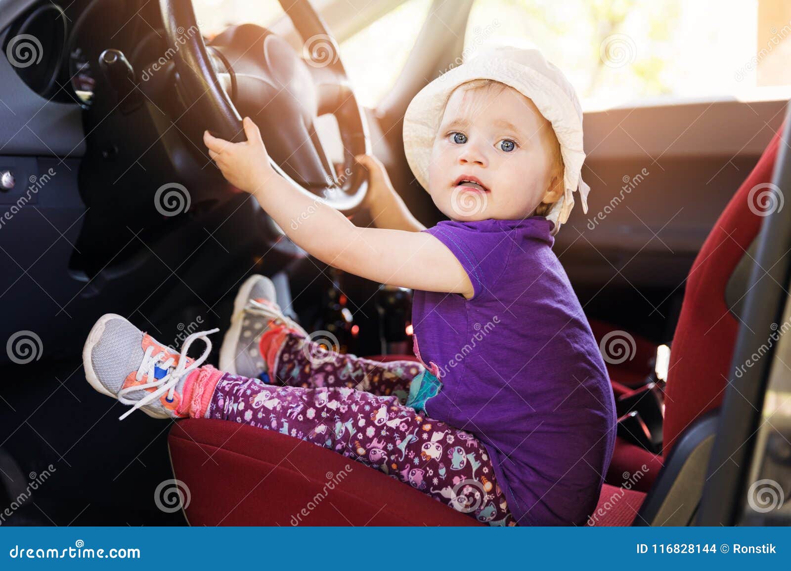 Enfant Jouant Dans Le Volant De Voiture Petite Fille Mignonne