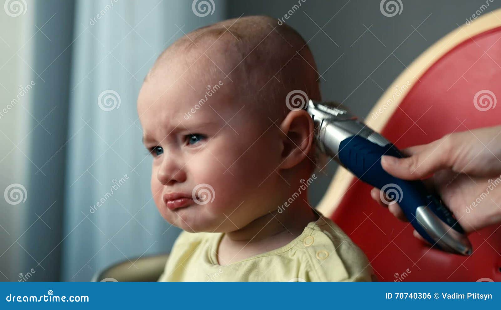 Enfantez Faire Une Coupe De Cheveux Pour Un Bebe Garcon Avec Une Tondeuse Banque De Videos Video Du Visage Coupe Enfantez Faire Une Coupe De Cheveux Pour Un Bebe Garcon Avec Une Tondeuse Banque De Videos Video Du Visage Coupe