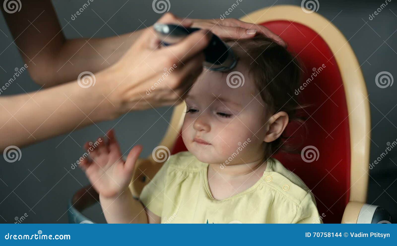 Enfantez Faire Une Coupe De Cheveux Pour Un Bebe Garcon Avec Une Tondeuse Banque De Videos Video Du Cheri Coiffure Enfantez Faire Une Coupe De Cheveux Pour Un Bebe Garcon Avec Une Tondeuse Banque De Videos Video Du Cheri Coiffure