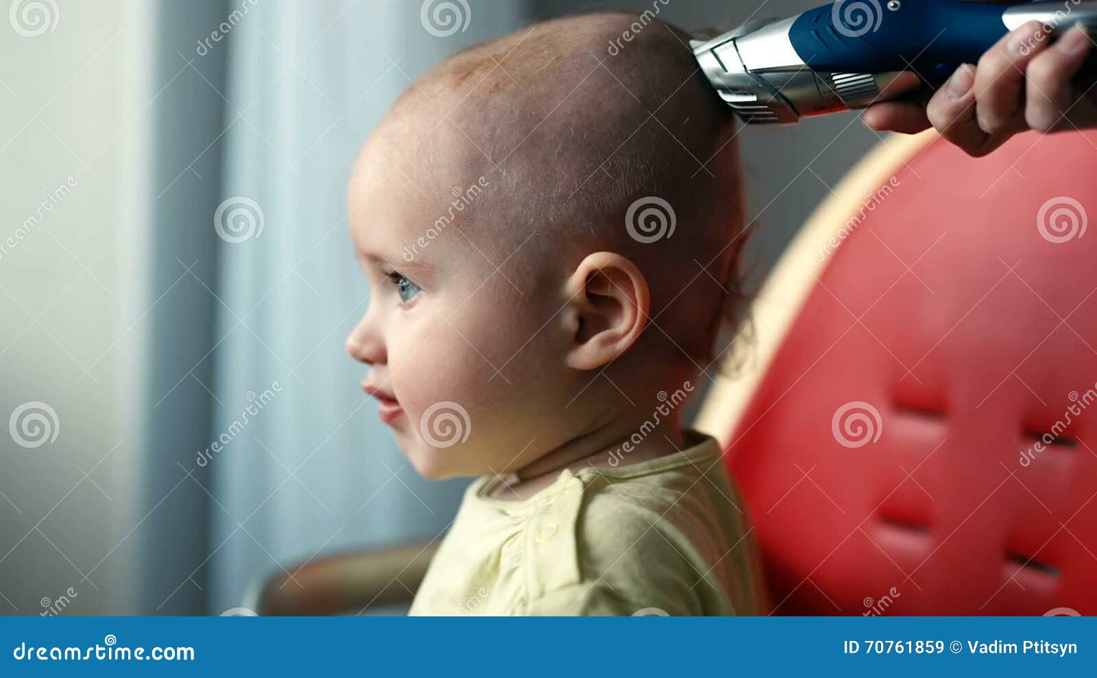 Enfantez Faire Une Coupe De Cheveux Pour Un Bebe Garcon Avec Une Tondeuse Clips Videos Video Du Enfance Abord Enfantez Faire Une Coupe De Cheveux Pour Un Bebe Garcon Avec Une Tondeuse Clips Videos Video Du Enfance Abord