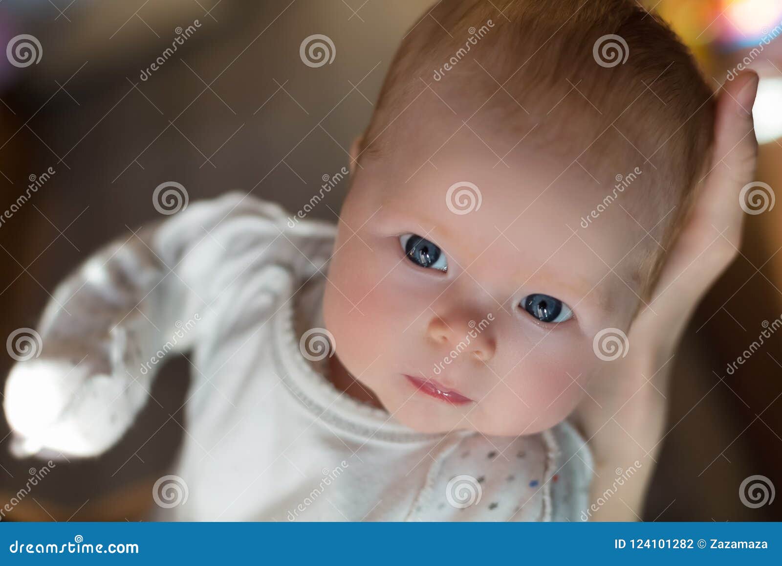 Enfantez La Prise Dans Des Mains Bebe Adorable Et Mignon De Sa Fille Petit Avec Des Yeux Bleus Photo Stock Image Du Piece Fille Enfantez La Prise Dans Des Mains Bebe Adorable Et Mignon De Sa Fille Petit Avec Des Yeux Bleus Photo Stock Image Du Piece Fille