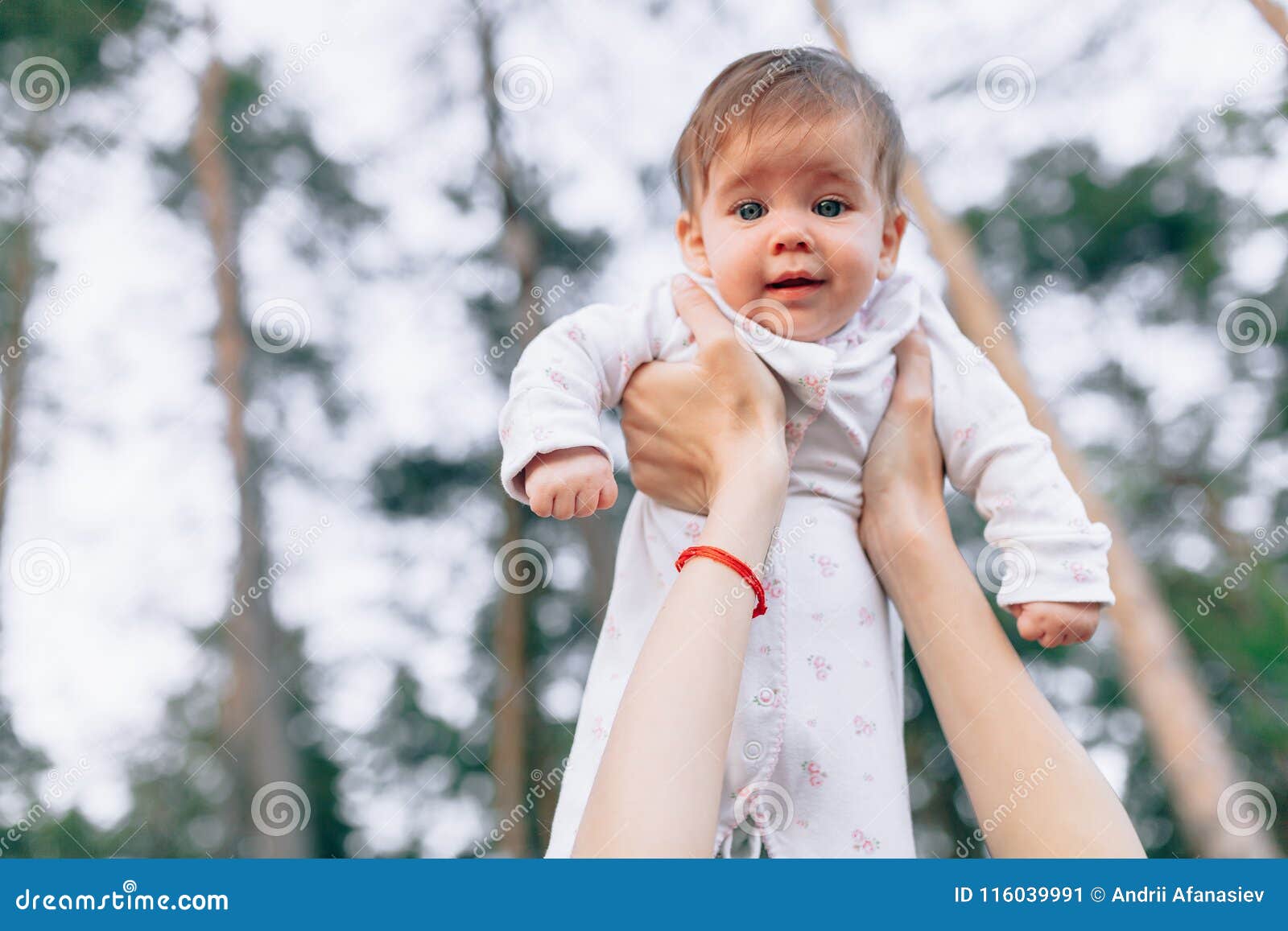 Enfantez Les Mains Jetant En L Air Vers Le Haut Du Bebe Joyeux De Haut Air Activite Dehors Saine D Enfant Mode De Vie Actif Et A Image Stock Image Du Maman Famille Enfantez Les Mains Jetant En L Air Vers Le Haut Du Bebe Joyeux De Haut Air Activite Dehors Saine D Enfant Mode De Vie Actif Et A Image Stock Image Du Maman Famille