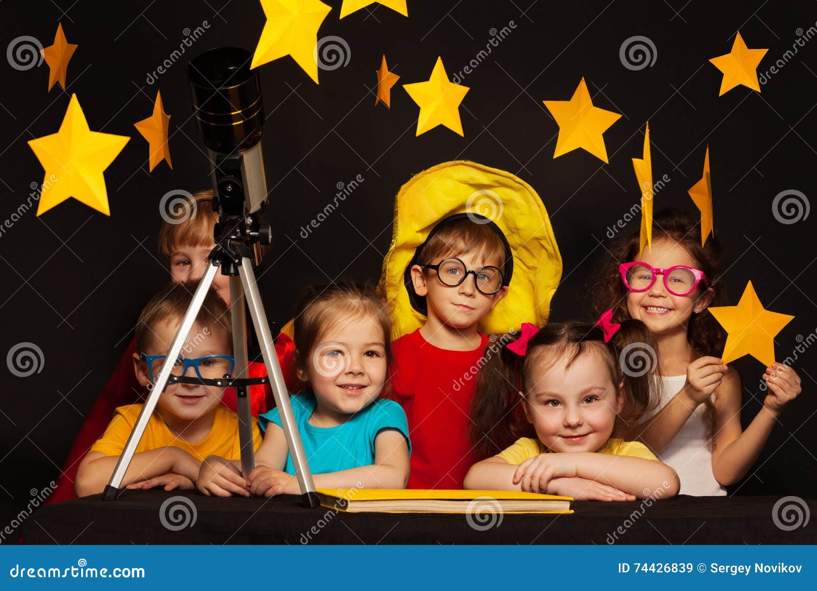 Enfants étudiant L'astronomie Avec Le Télescope Image stock - Image du  pièce, apprenez: 74426839
