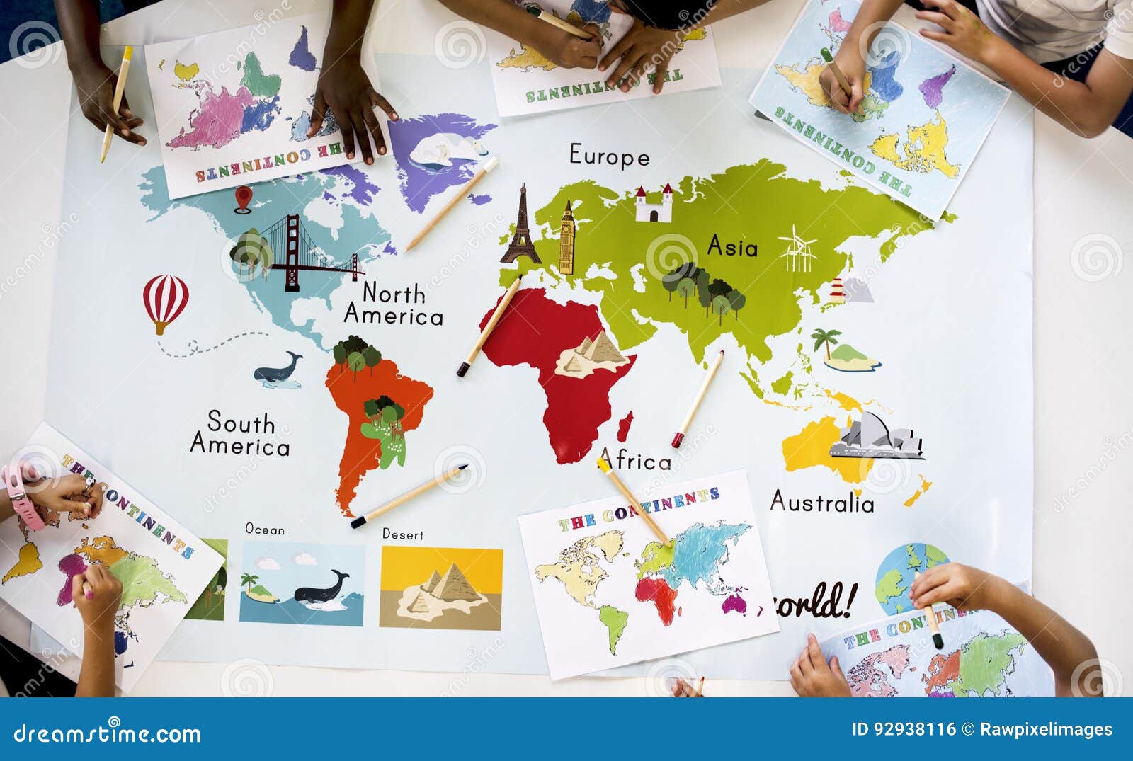 Enfants Apprenant La Carte Du Monde Avec Locéan Geograph De