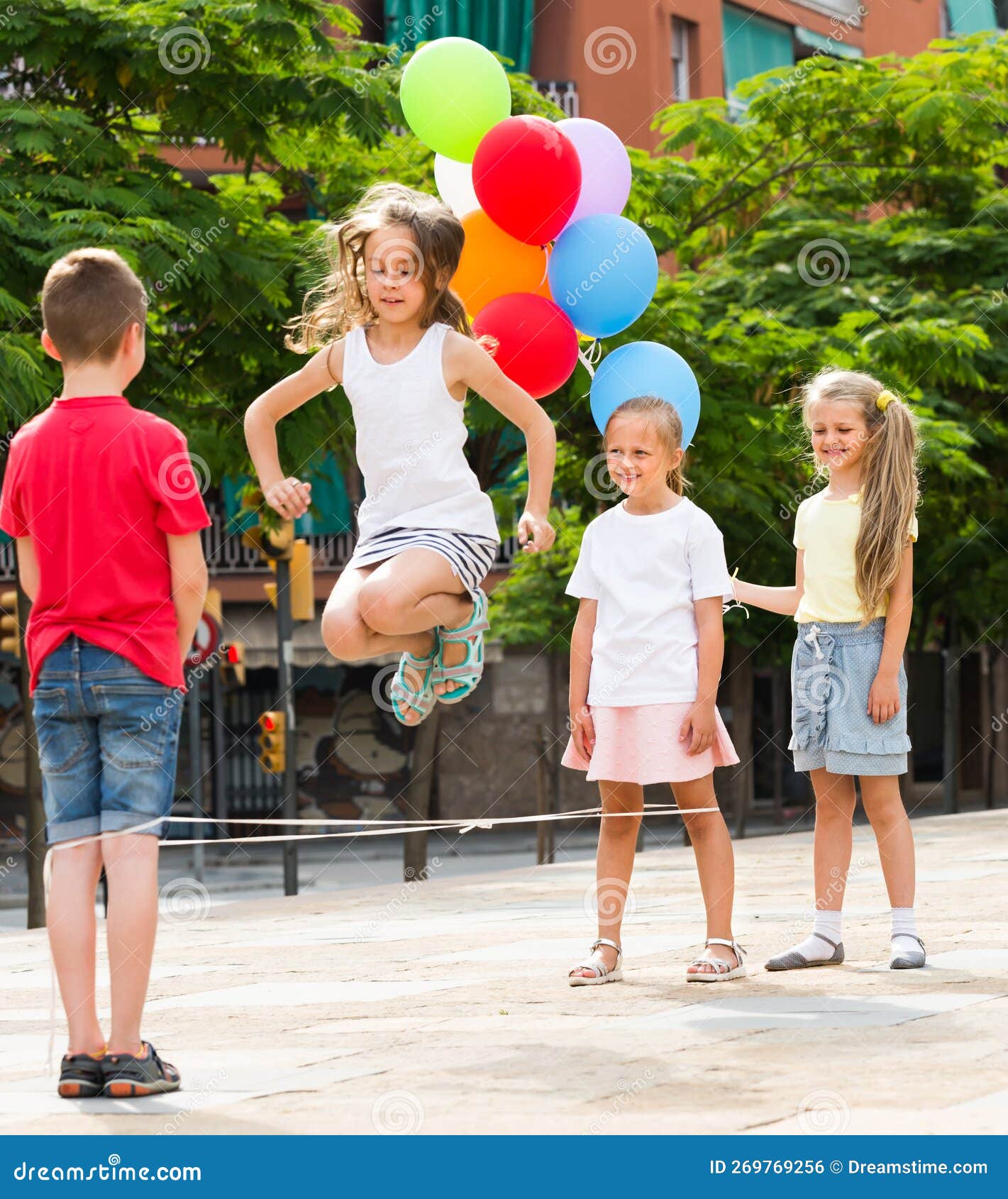 Enfants Avec Corde à Sauter Chinoise . Photo stock - Image du