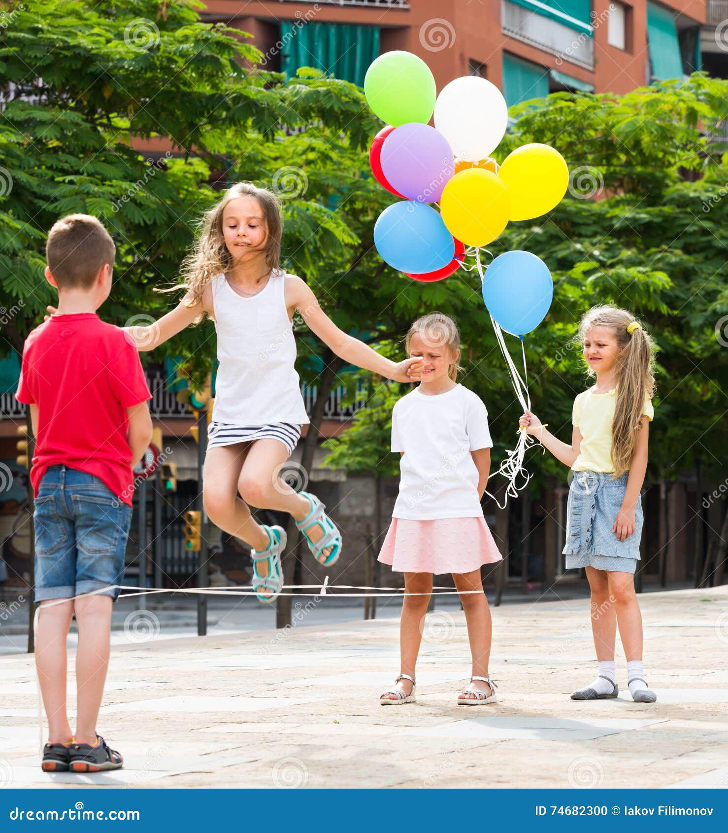 Enfants Avec La Corde à Sauter Chinoise Image stock - Image du