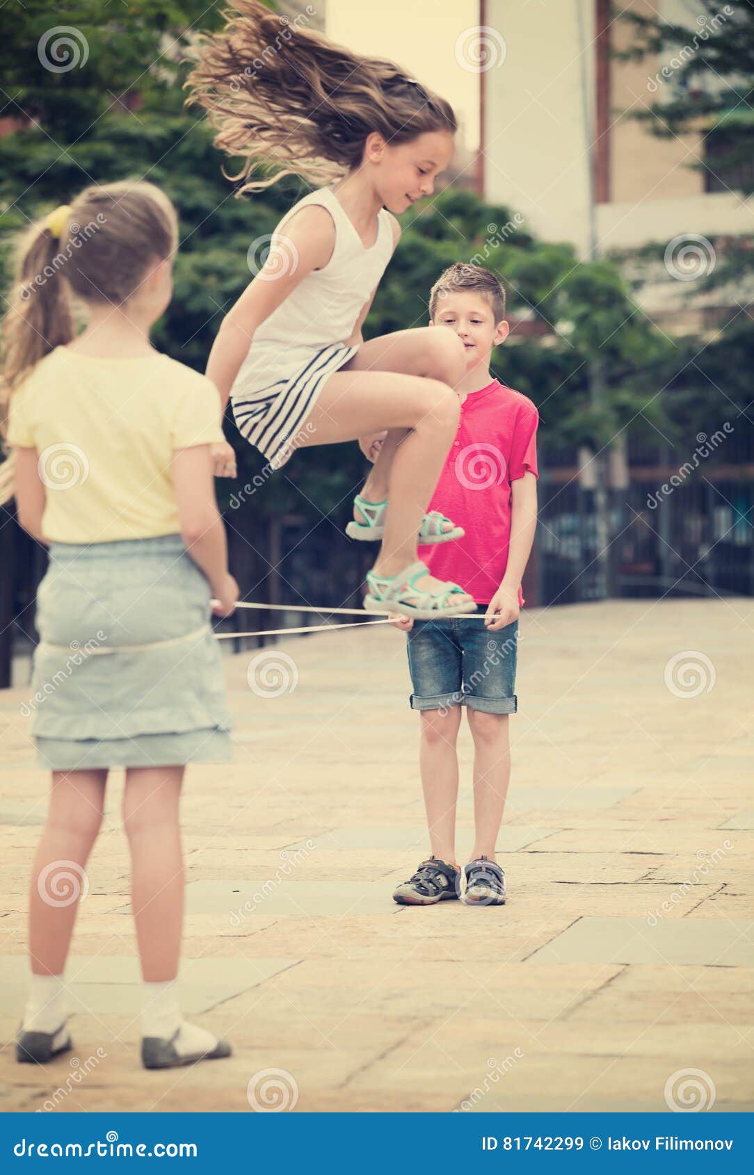 Enfants Avec La Corde à Sauter Chinoise Image stock - Image du