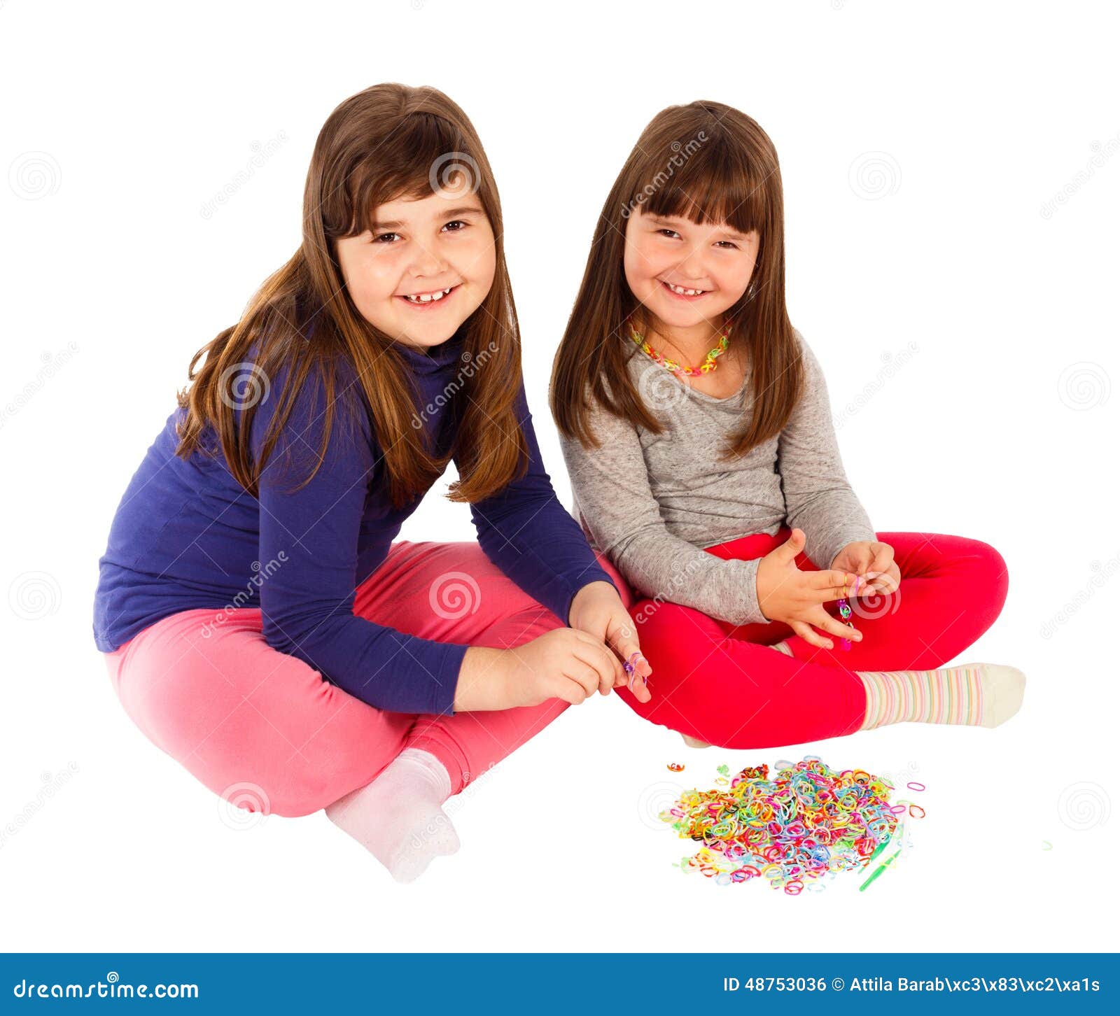 Enfants créateurs. Les enfants de sourire créatifs faisant des bijoux à partir du métier à tisser se réunit