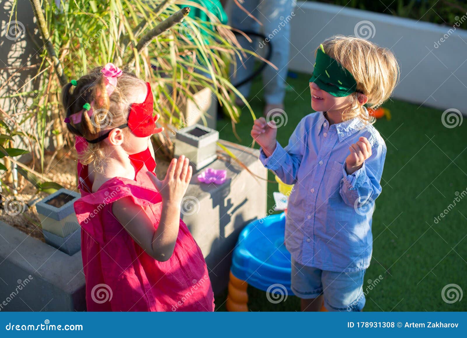 Enfants Deguise En Jouant Au Gouter D Anniversaire Photo Stock Image Du Concept Enfant Enfants Deguise En Jouant Au Gouter D Anniversaire Photo Stock Image Du Concept Enfant