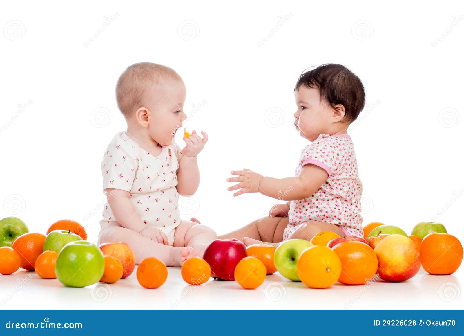 Enfants D'enfants Mangeant Des Fruits Photo stock Image du main
