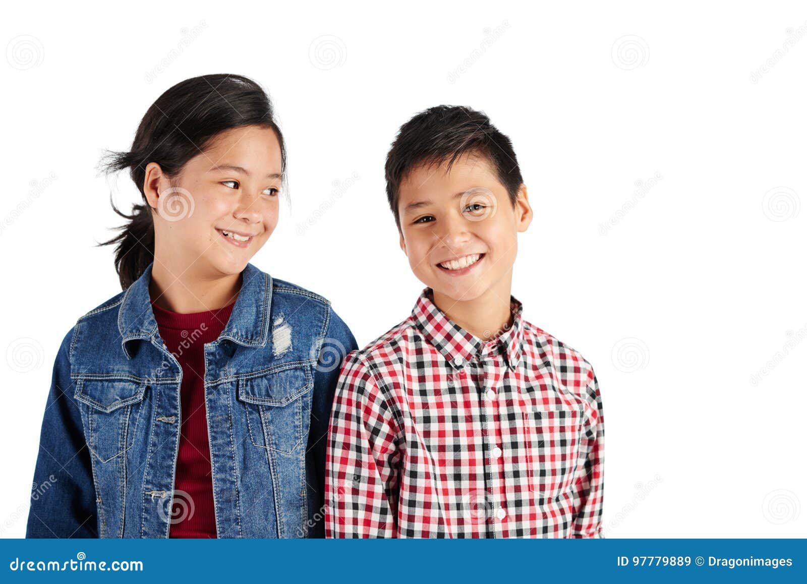 Enfants de mêmes parents heureux. Portrait de frère et de soeur de sourire heureux
