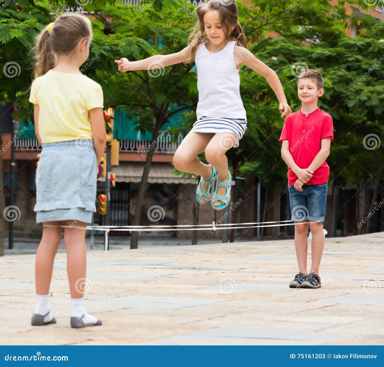 Enfants De Sourire Jouant Avec La Corde à Sauter Chinoise Image