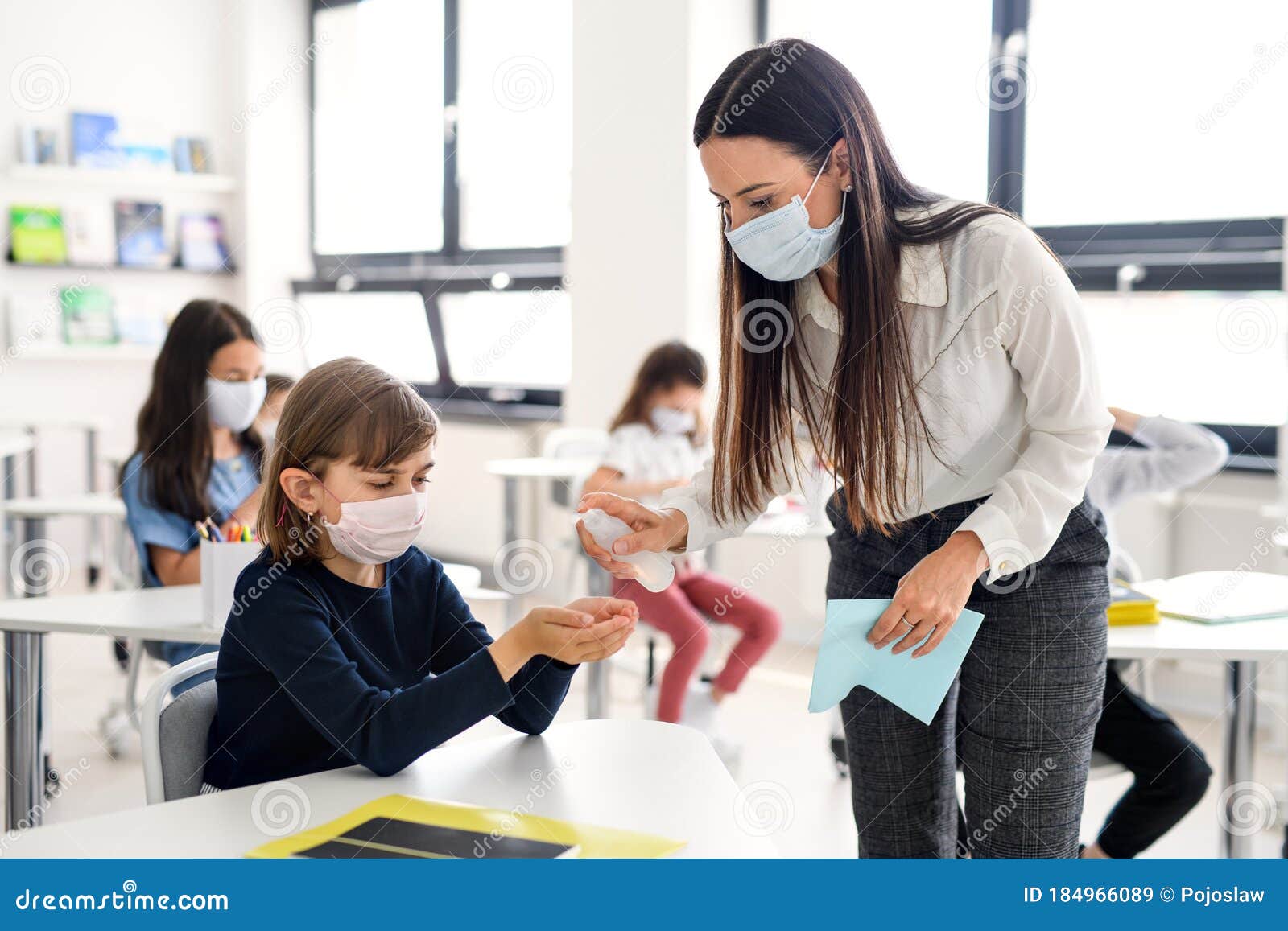 Photo libre de droit de Enfant Avec Le Masque De Visage Retournent